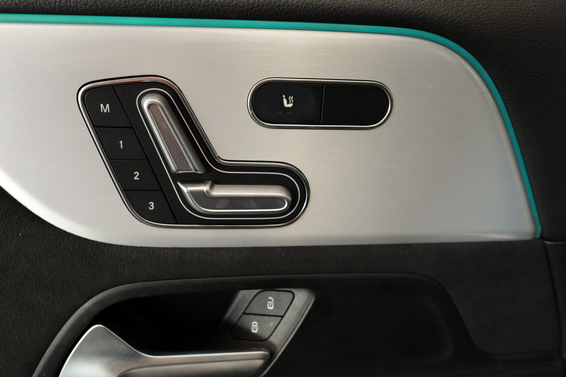 MERCEDES-BENZ EQA 300 4Matic Swiss Star AMG Line-image-14