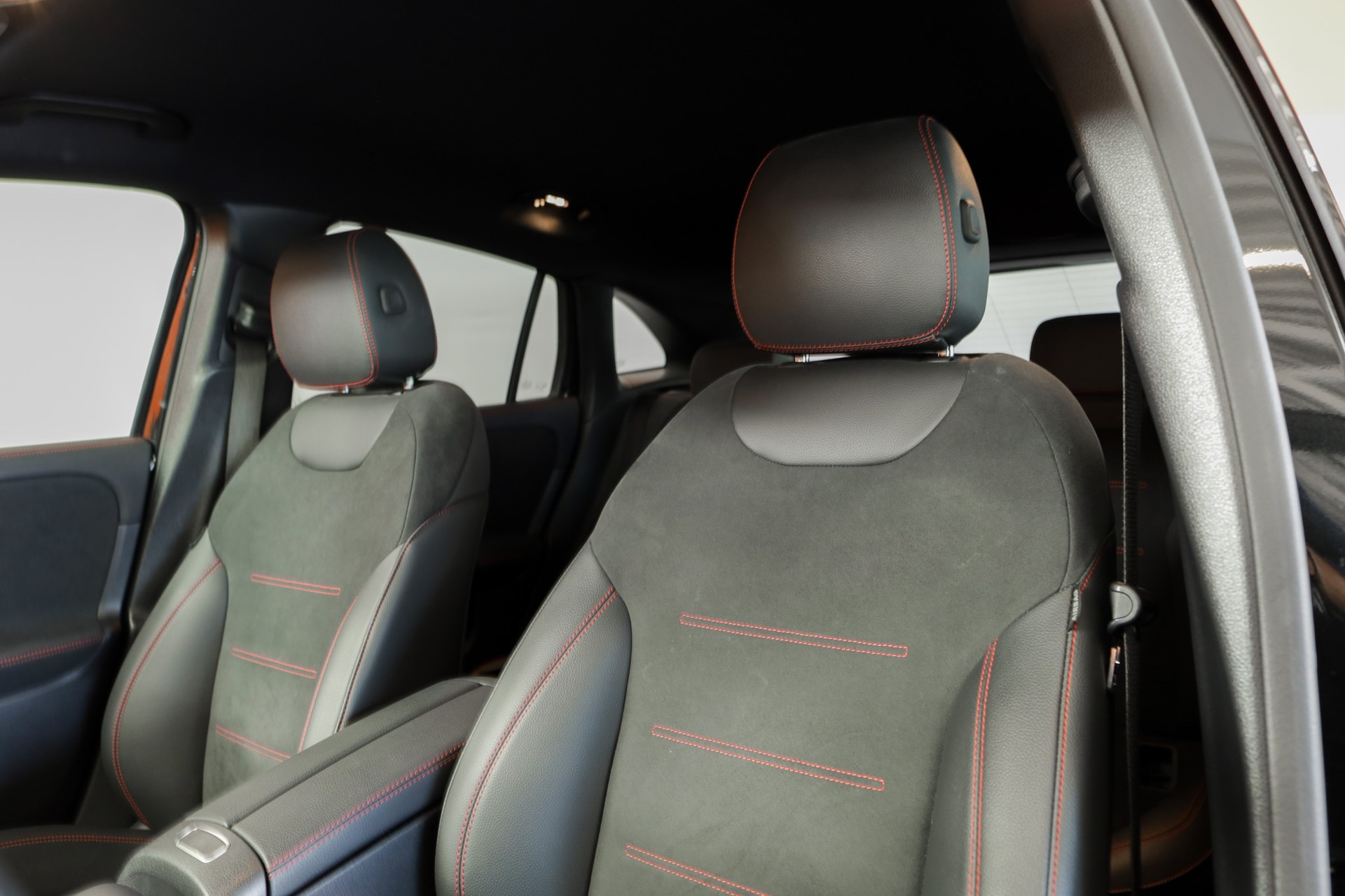 MERCEDES-BENZ EQA 300 4Matic Swiss Star AMG Line-image-10