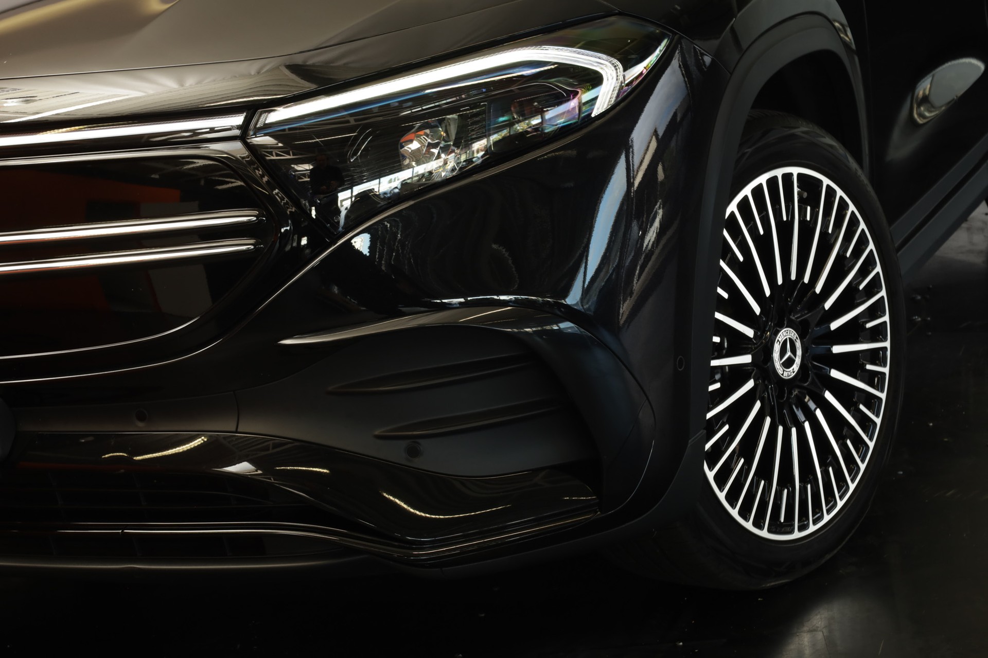 MERCEDES-BENZ EQA 300 4Matic Swiss Star AMG Line-image-8