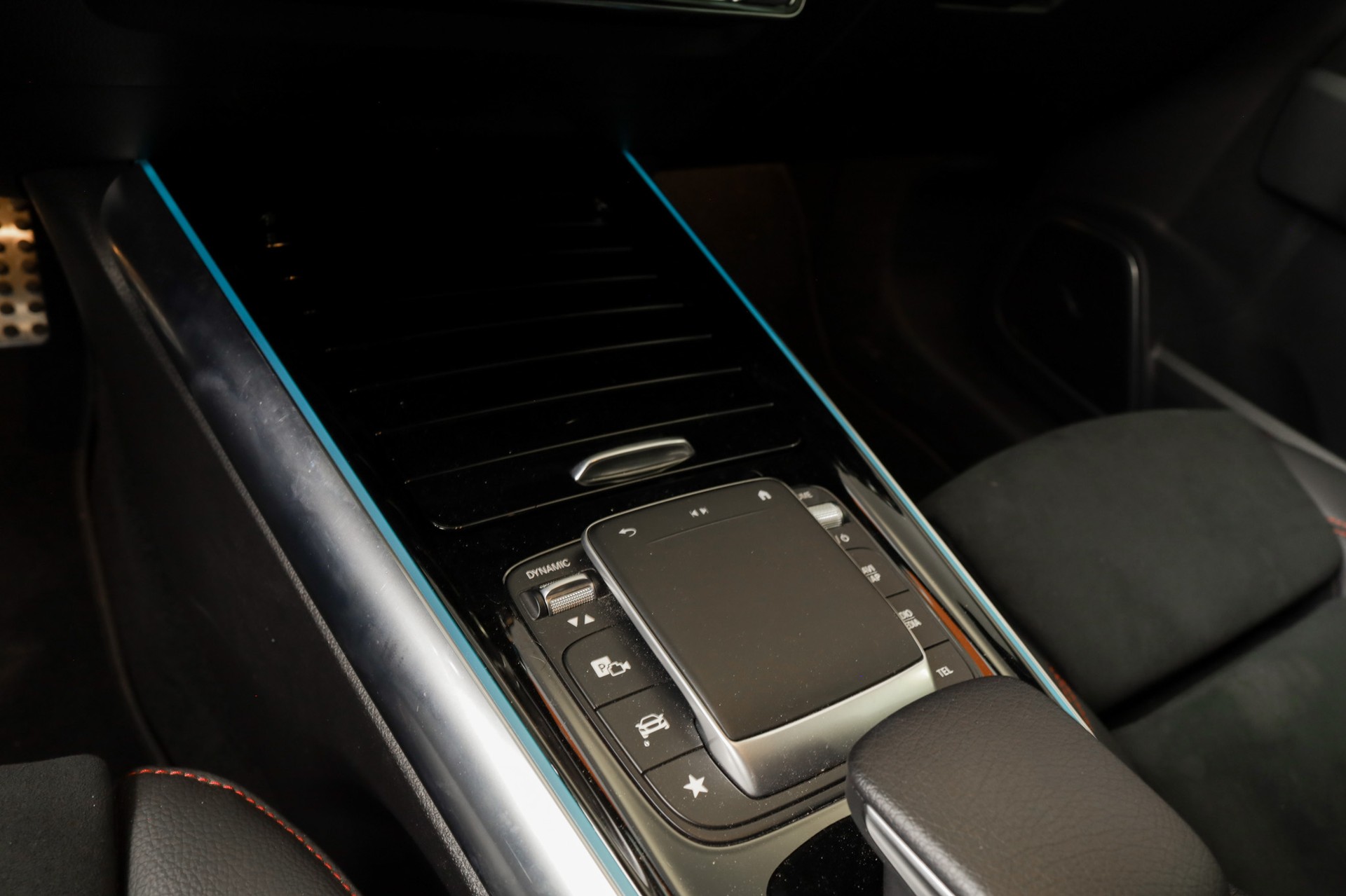 MERCEDES-BENZ EQA 300 4Matic Swiss Star AMG Line-image-15