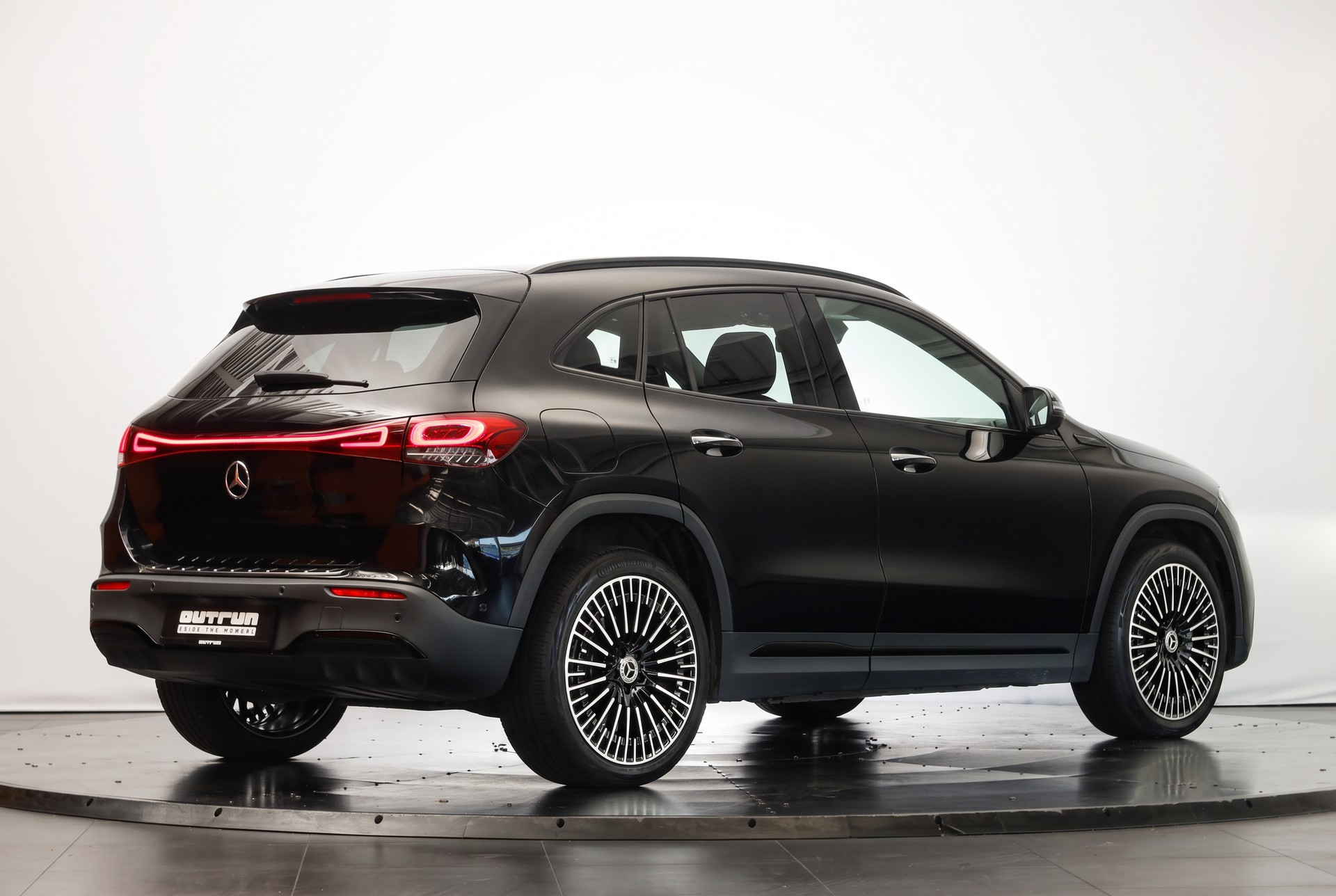 MERCEDES-BENZ EQA 300 4Matic Swiss Star AMG Line-image-7