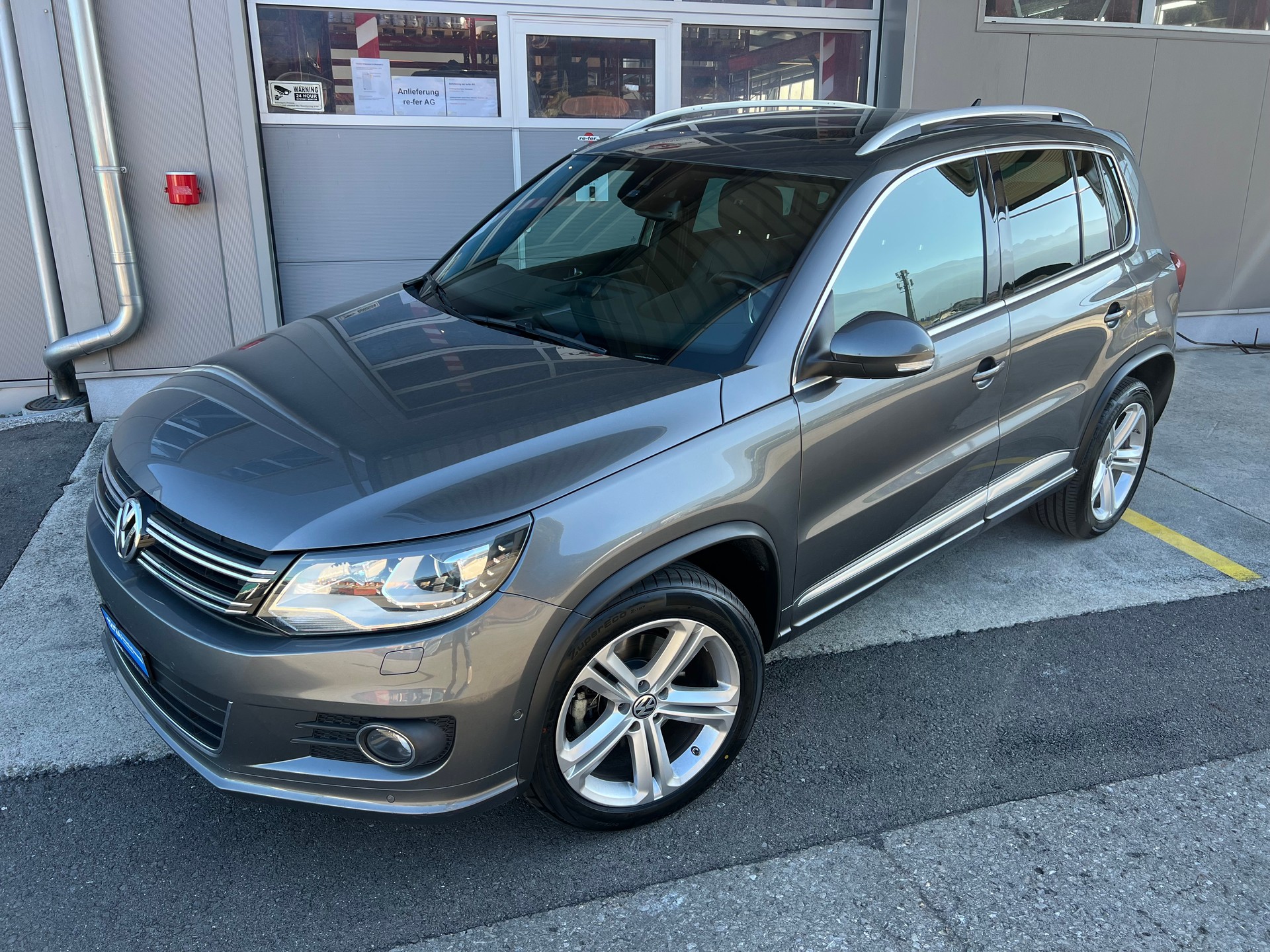 VW Tiguan 2.0 TSI R-Line 4x4 DSG *** Navigation * Leder * Anhàngerkupplung 2200 kg. * mit frisch ab MFK **-image-0