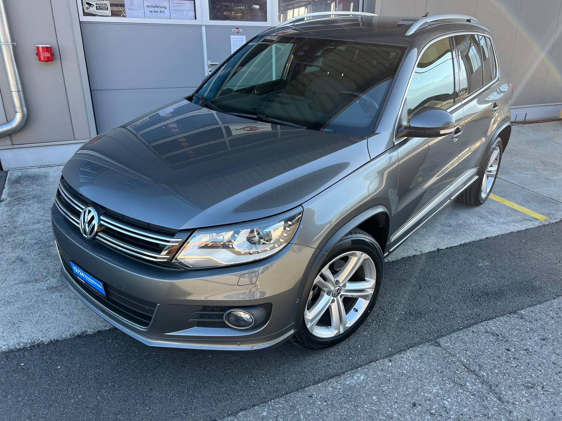 VW Tiguan 2.0 TSI R-Line 4x4 DSG *** Navigation * Leder * Anhàngerkupplung 2200 kg. * mit frisch ab MFK **-image-2