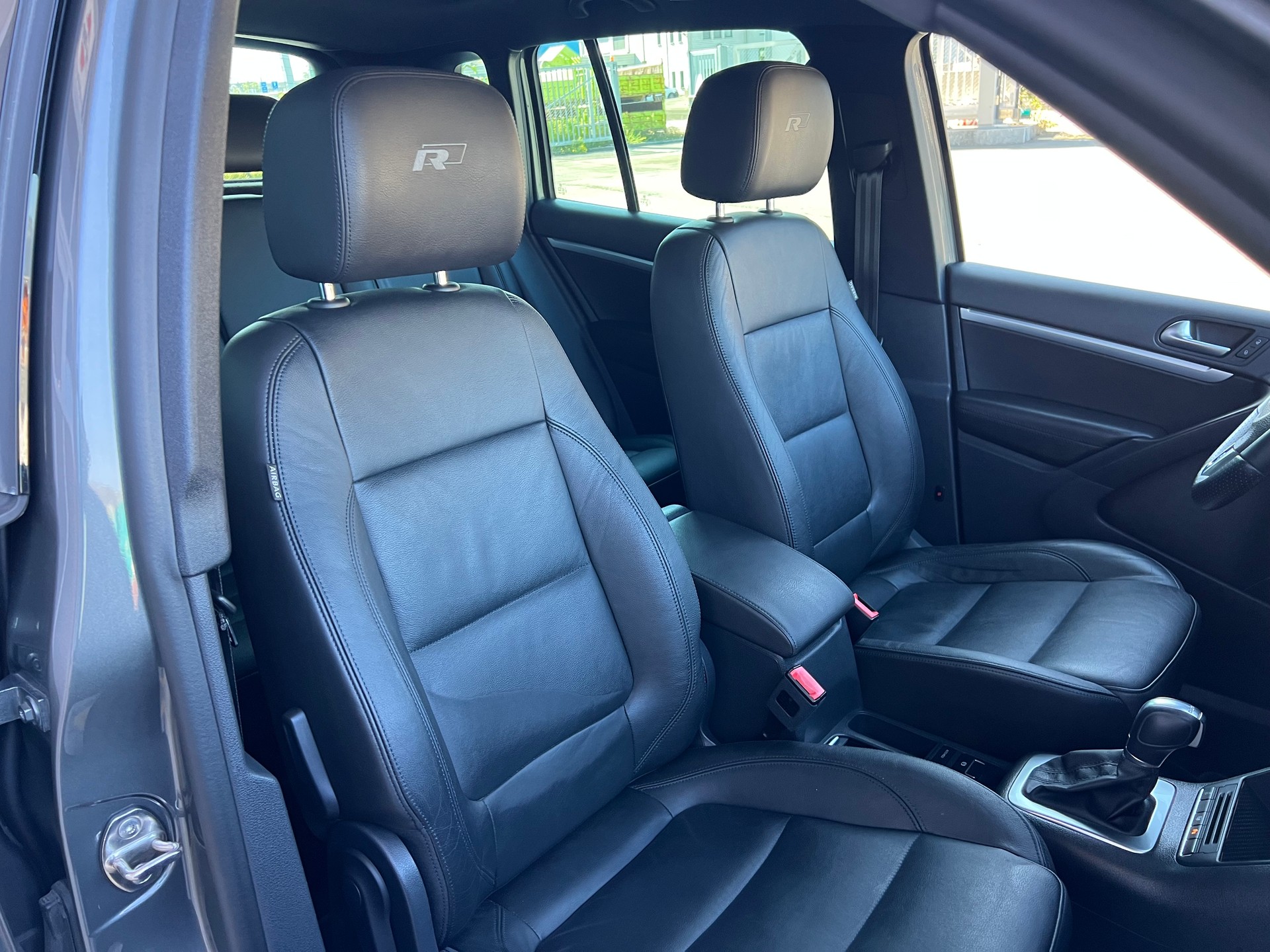 VW Tiguan 2.0 TSI R-Line 4x4 DSG *** Navigation * Leder * Anhàngerkupplung 2200 kg. * mit frisch ab MFK **-image-13