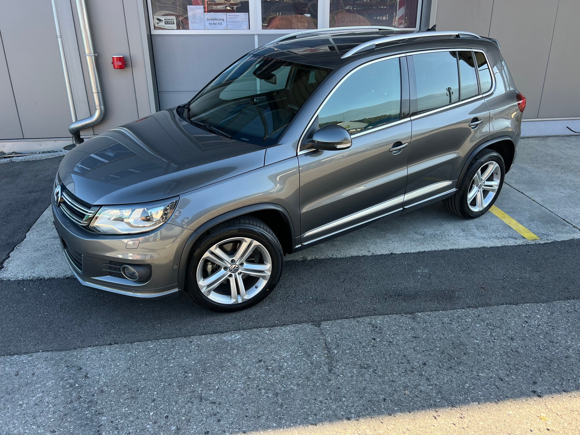 VW Tiguan 2.0 TSI R-Line 4x4 DSG *** Navigation * Leder * Anhàngerkupplung 2200 kg. * mit frisch ab MFK **-image-3