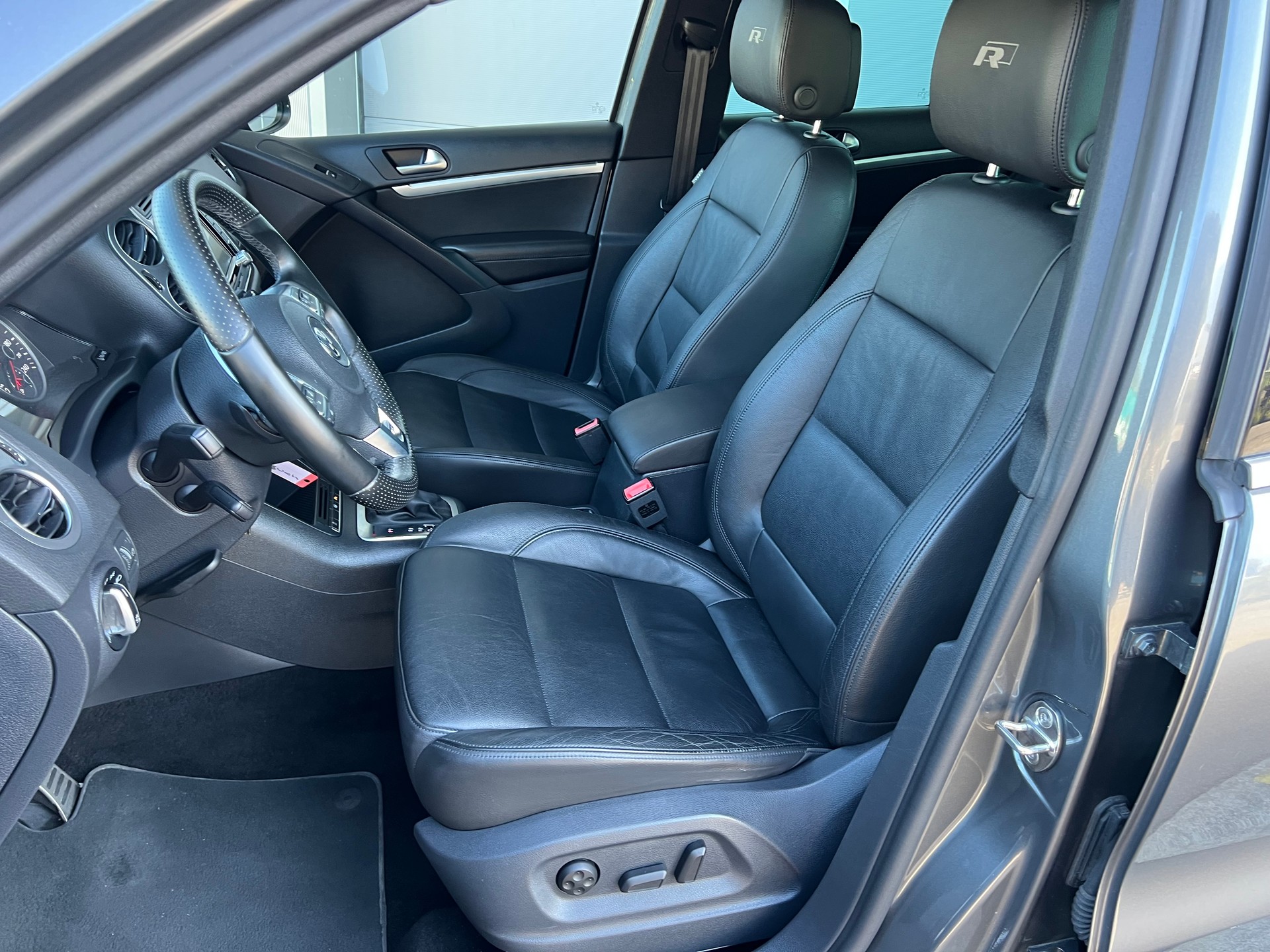 VW Tiguan 2.0 TSI R-Line 4x4 DSG *** Navigation * Leder * Anhàngerkupplung 2200 kg. * mit frisch ab MFK **-image-18