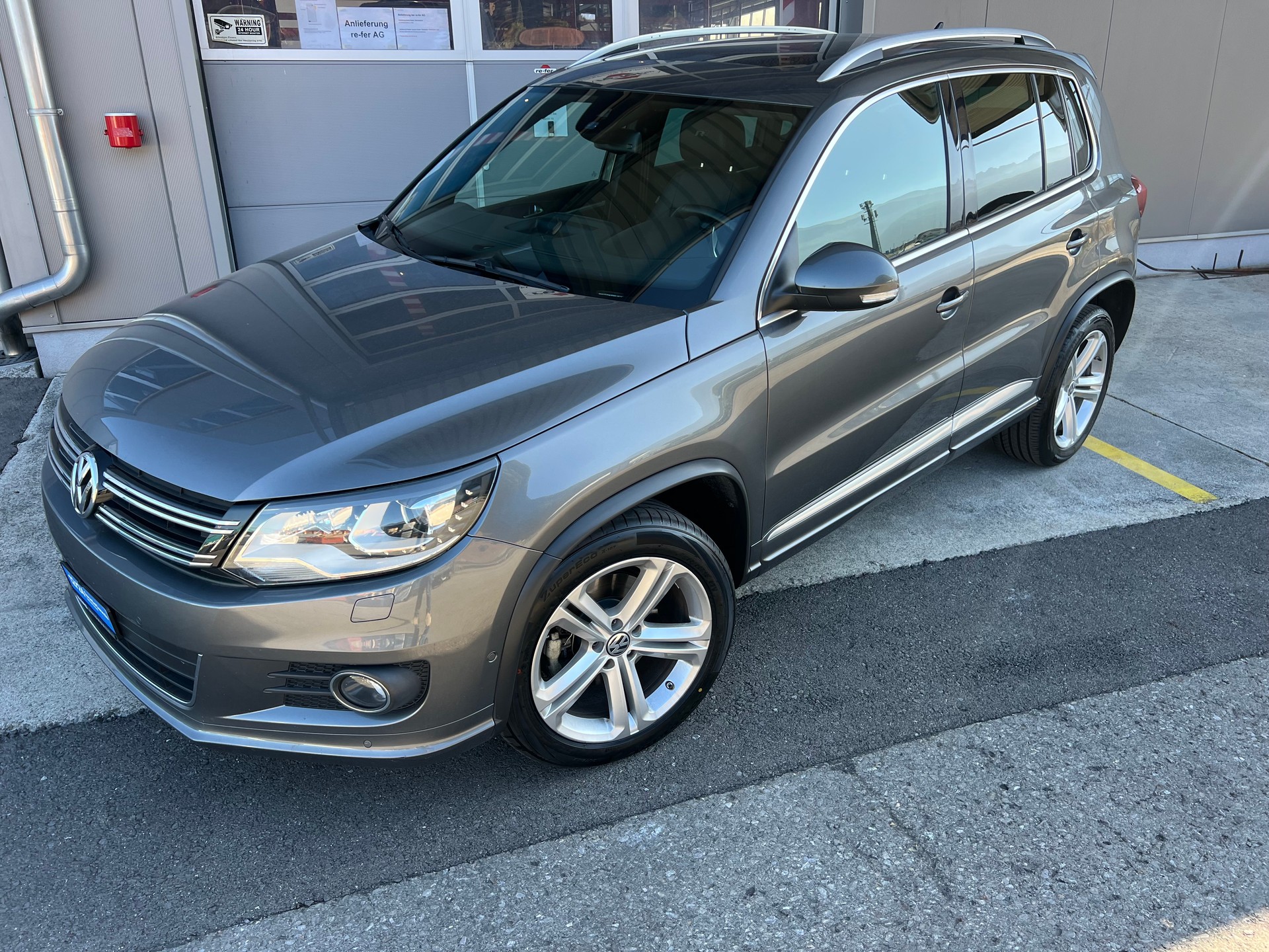 VW Tiguan 2.0 TSI R-Line 4x4 DSG *** Navigation * Leder * Anhàngerkupplung 2200 kg. * mit frisch ab MFK **-image-9