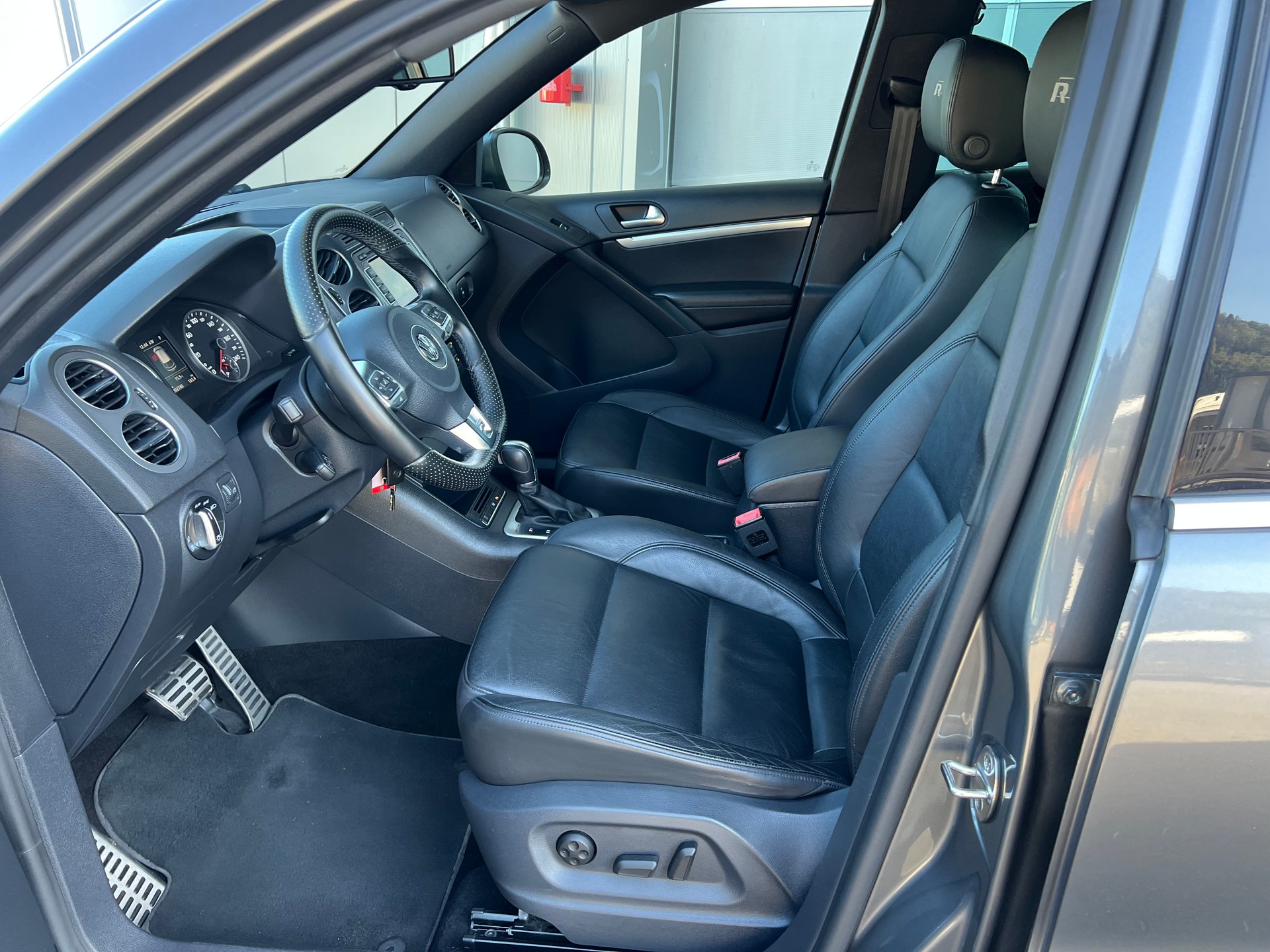 VW Tiguan 2.0 TSI R-Line 4x4 DSG *** Navigation * Leder * Anhàngerkupplung 2200 kg. * mit frisch ab MFK **-image-17