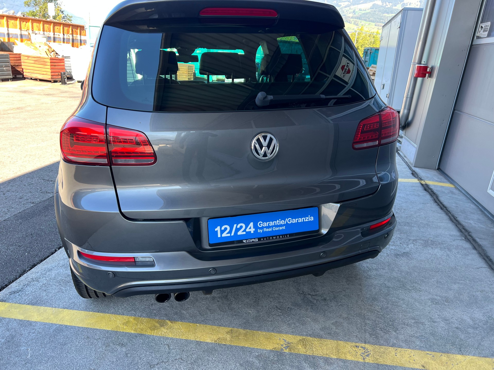 VW Tiguan 2.0 TSI R-Line 4x4 DSG *** Navigation * Leder * Anhàngerkupplung 2200 kg. * mit frisch ab MFK **-image-5