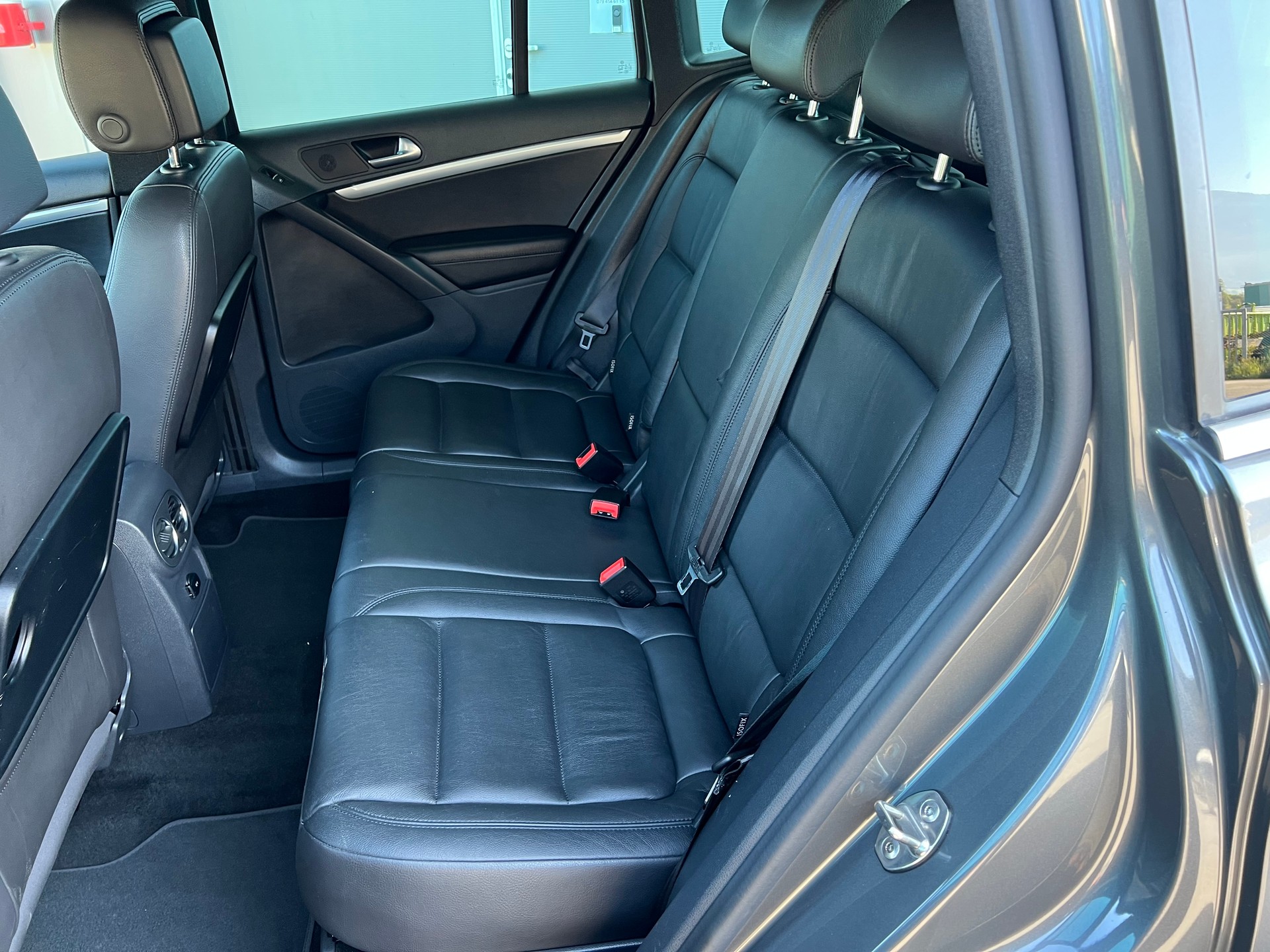 VW Tiguan 2.0 TSI R-Line 4x4 DSG *** Navigation * Leder * Anhàngerkupplung 2200 kg. * mit frisch ab MFK **-image-11
