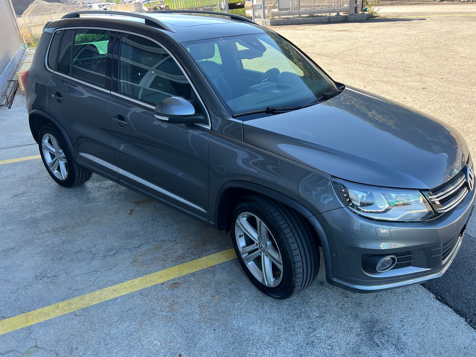 VW Tiguan 2.0 TSI R-Line 4x4 DSG *** Navigation * Leder * Anhàngerkupplung 2200 kg. * mit frisch ab MFK **-image-7