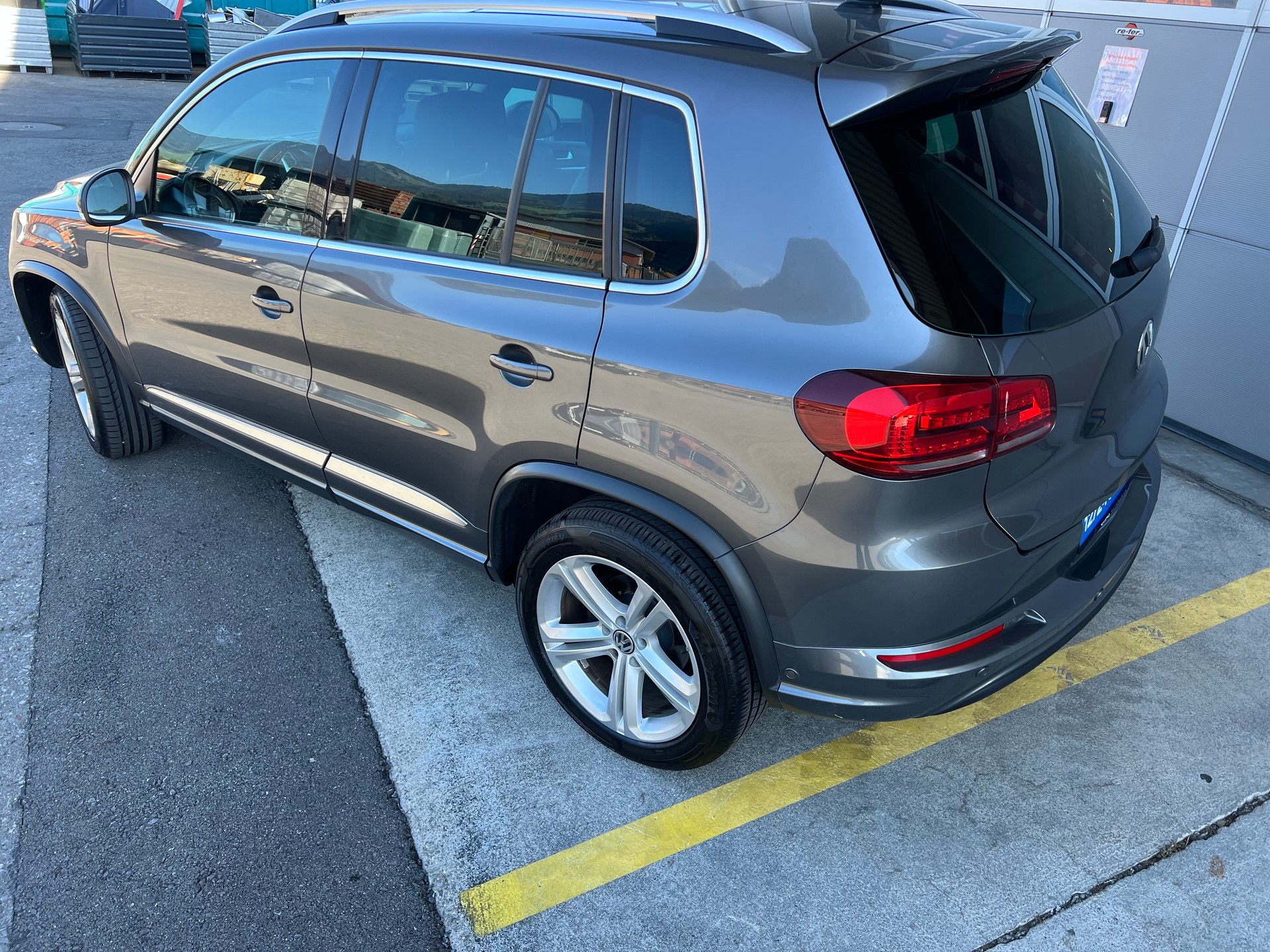 VW Tiguan 2.0 TSI R-Line 4x4 DSG *** Navigation * Leder * Anhàngerkupplung 2200 kg. * mit frisch ab MFK **-image-4