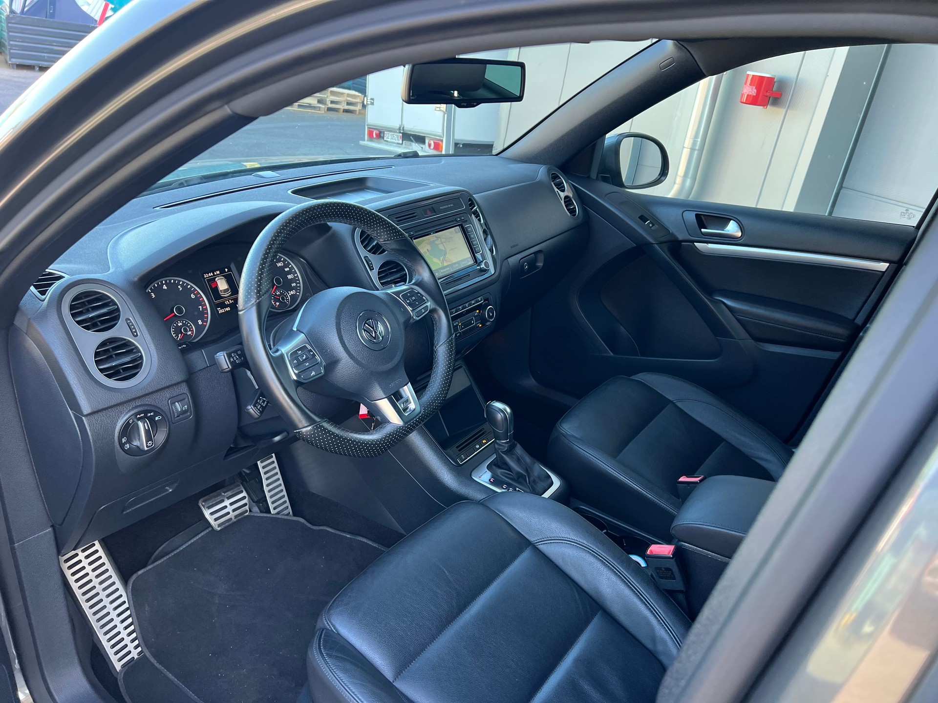 VW Tiguan 2.0 TSI R-Line 4x4 DSG *** Navigation * Leder * Anhàngerkupplung 2200 kg. * mit frisch ab MFK **-image-16