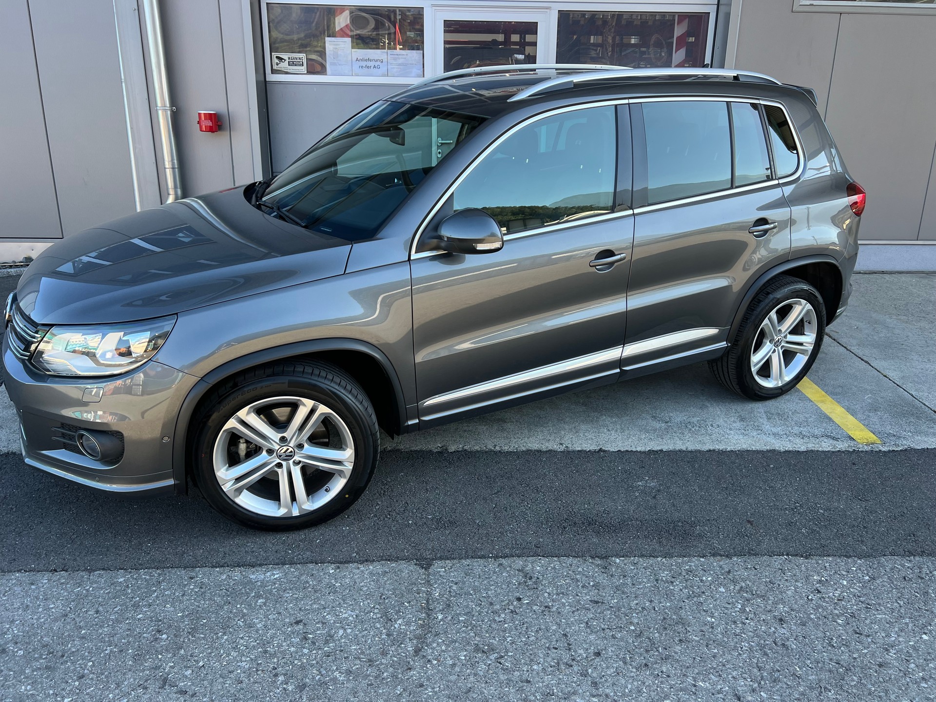 VW Tiguan 2.0 TSI R-Line 4x4 DSG *** Navigation * Leder * Anhàngerkupplung 2200 kg. * mit frisch ab MFK **-image-1