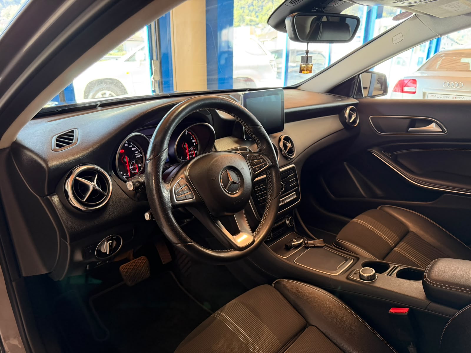 MERCEDES-BENZ GLA 200 Night Star 7G-DCT-image-11
