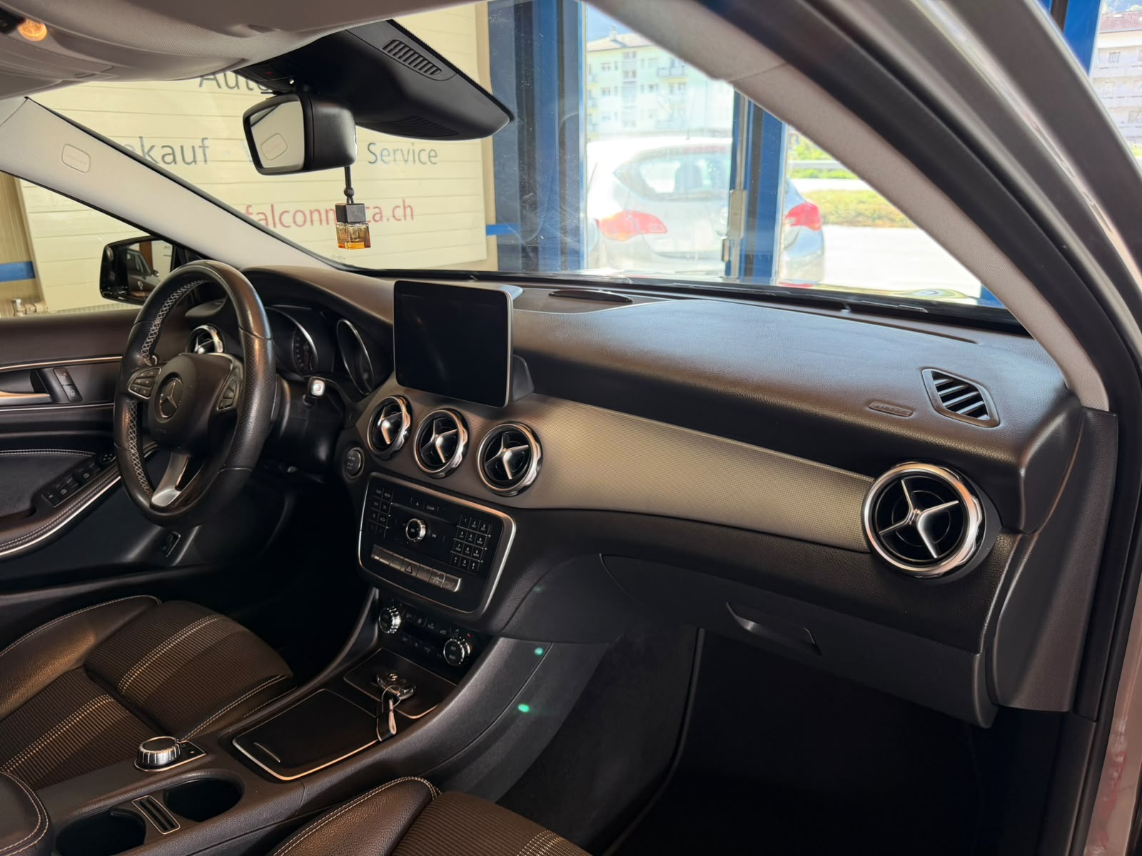 MERCEDES-BENZ GLA 200 Night Star 7G-DCT-image-17