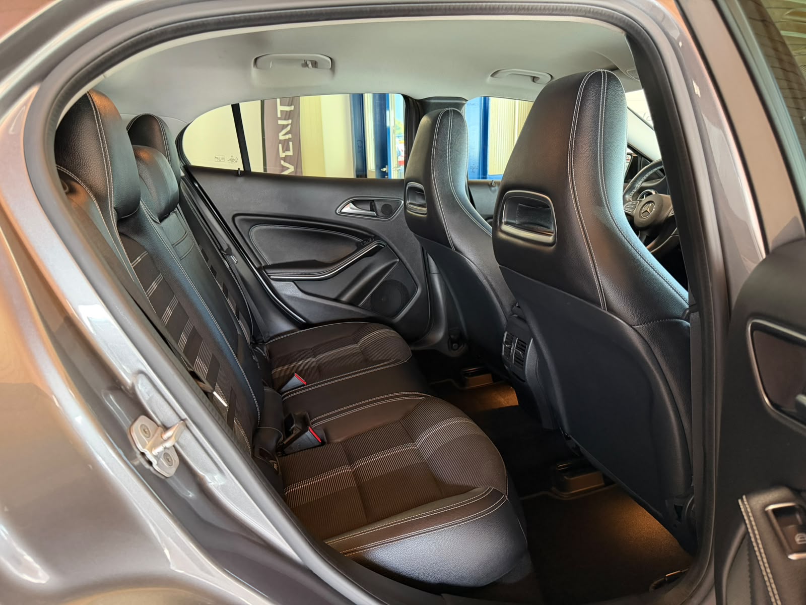 MERCEDES-BENZ GLA 200 Night Star 7G-DCT-image-18