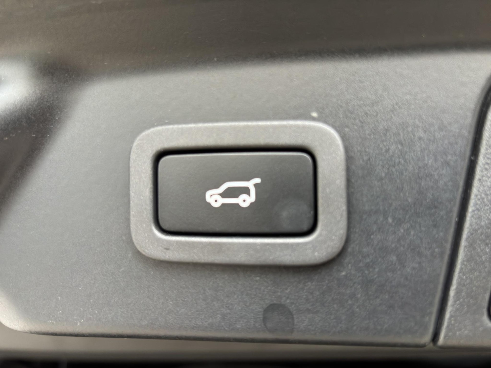 LAND ROVER Range Rover Velar 2.0 D 240 R-Dynamic SE-image-18