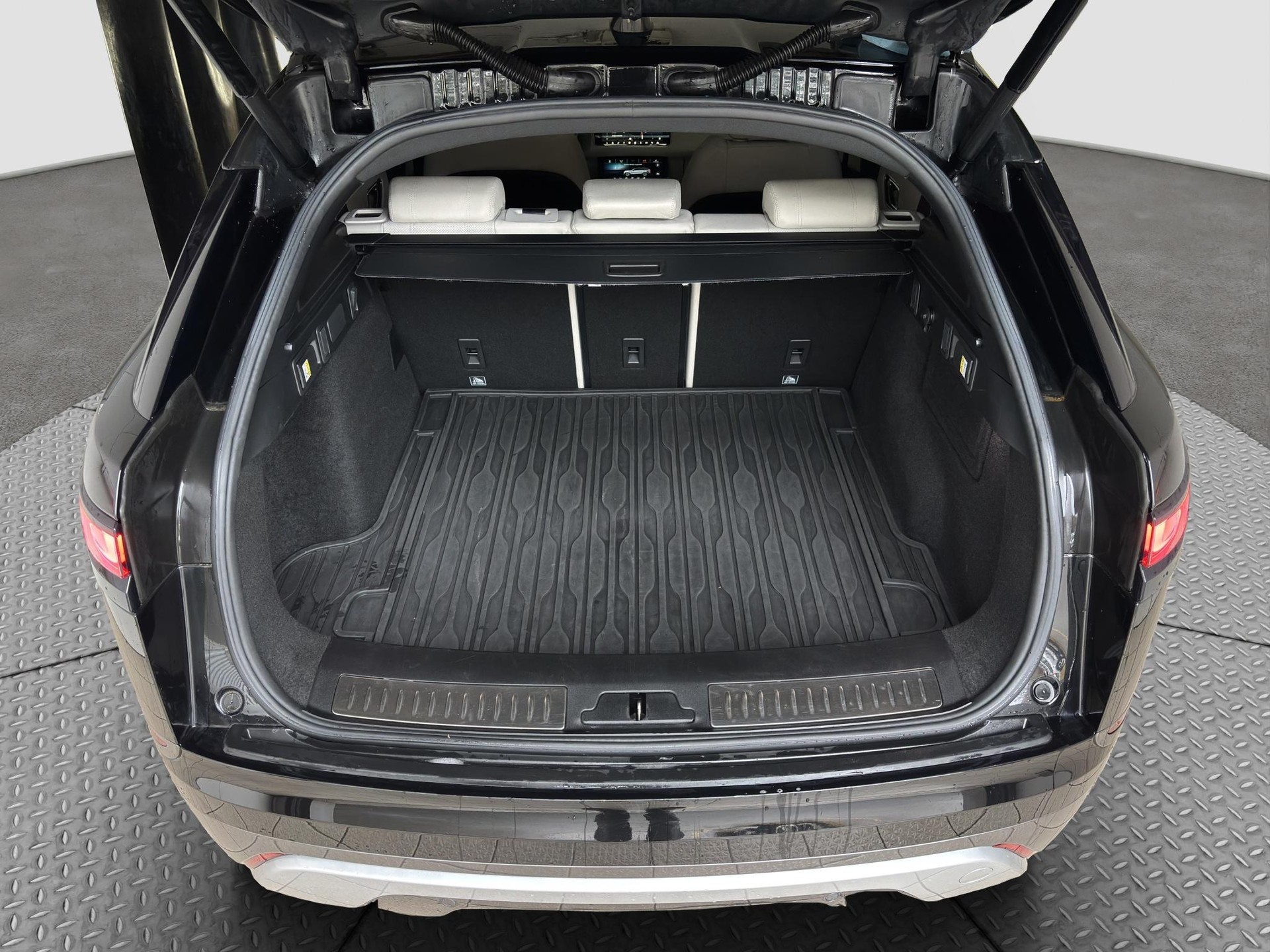 LAND ROVER Range Rover Velar 2.0 D 240 R-Dynamic SE-image-17