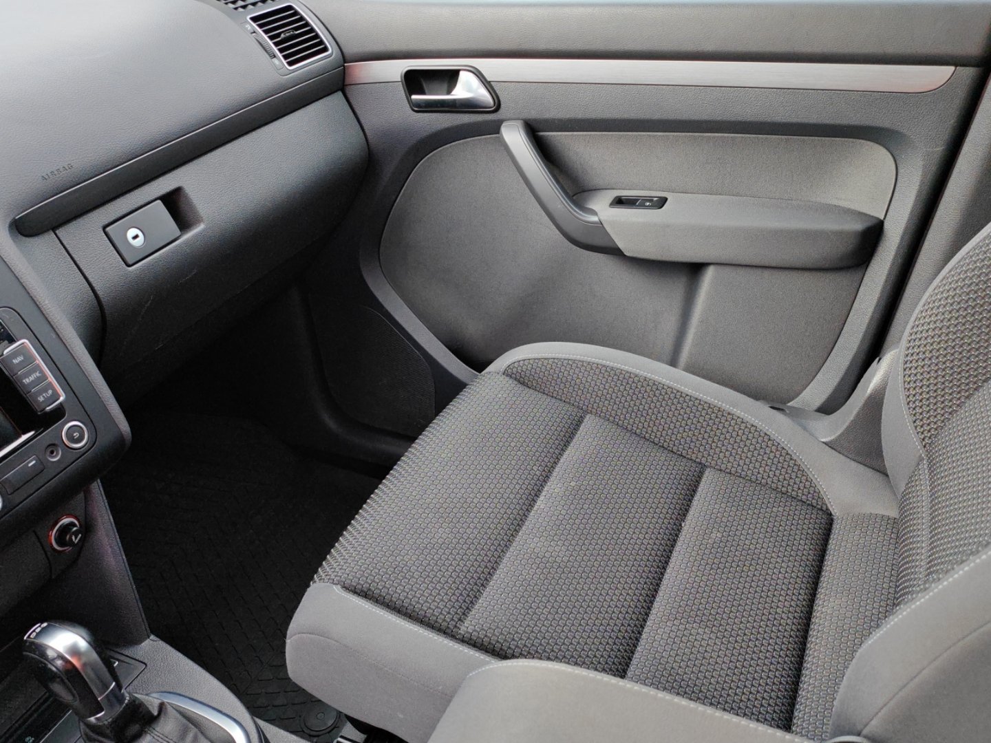 VW Touran 1.6 TDI BMT Comfortline DSG (Véhicule Suisse · Expertise du jour · GPS · Garantie)-image-14