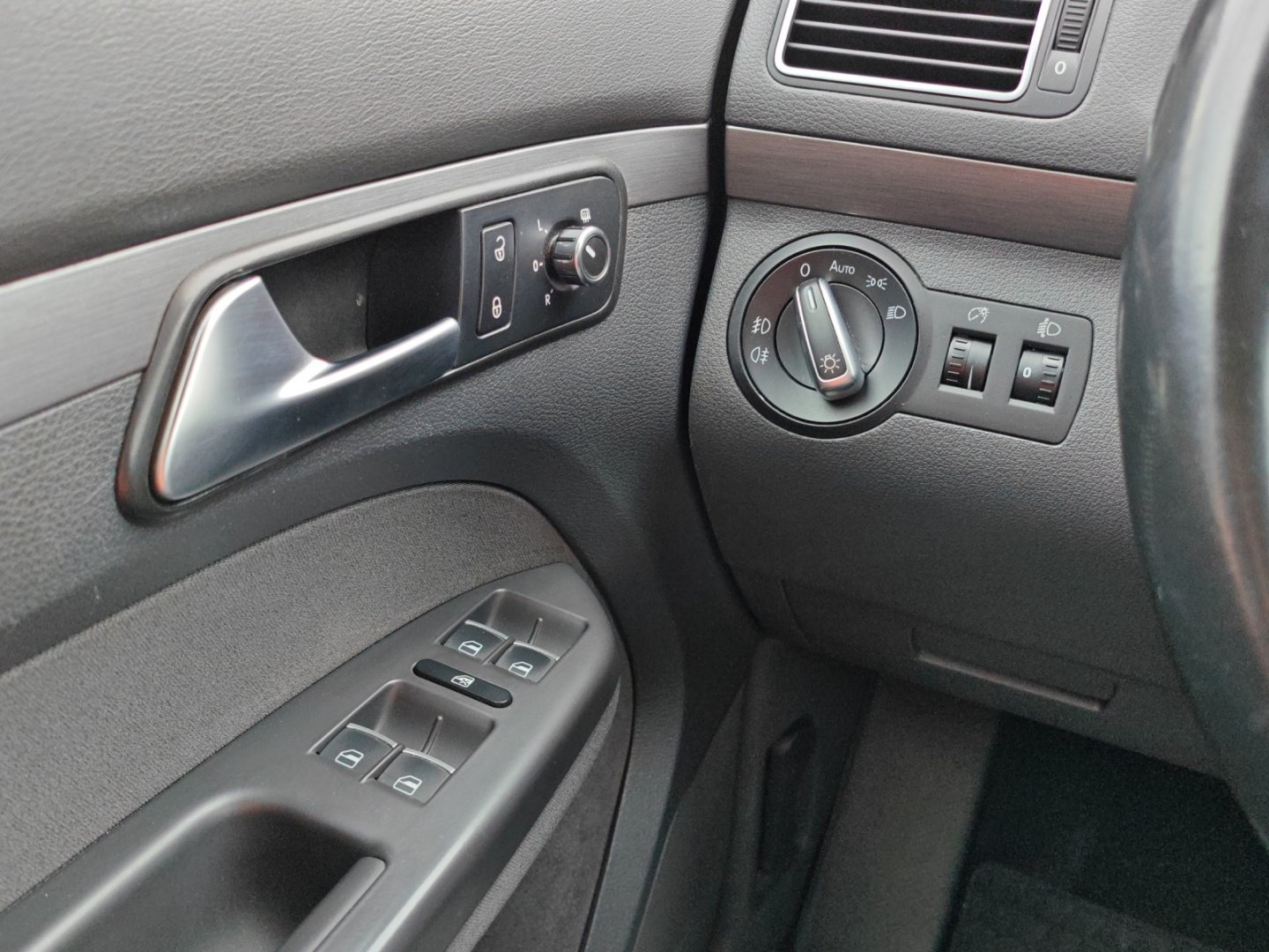 VW Touran 1.6 TDI BMT Comfortline DSG (Véhicule Suisse · Expertise du jour · GPS · Garantie)-image-19