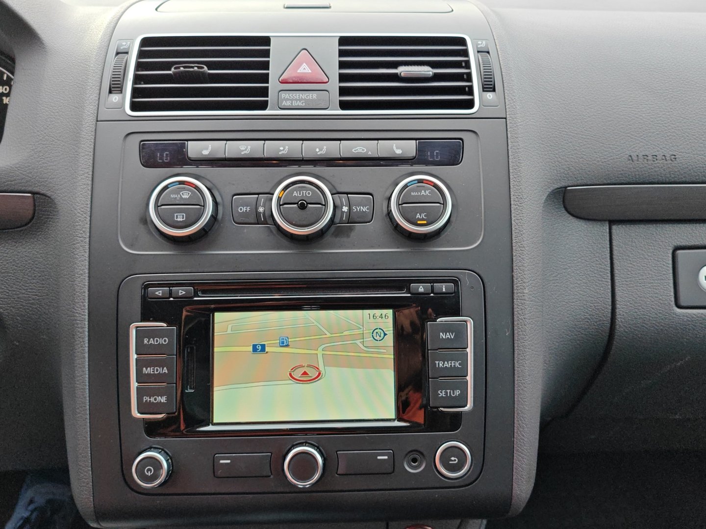 VW Touran 1.6 TDI BMT Comfortline DSG (Véhicule Suisse · Expertise du jour · GPS · Garantie)-image-16