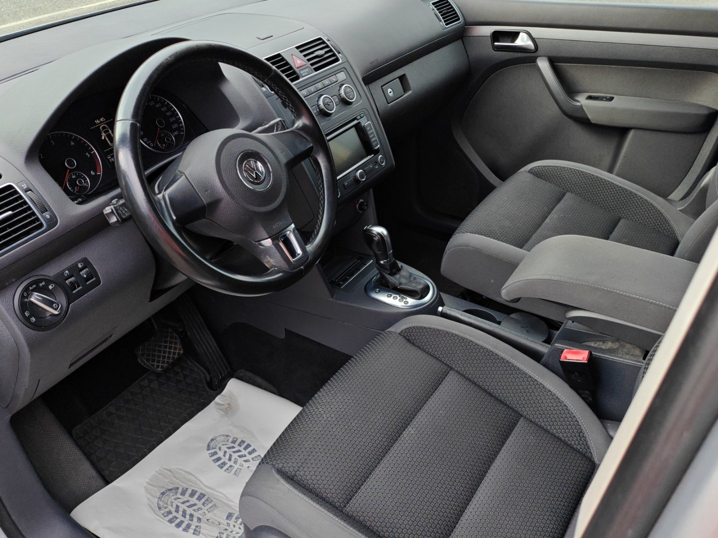 VW Touran 1.6 TDI BMT Comfortline DSG (Véhicule Suisse · Expertise du jour · GPS · Garantie)-image-13
