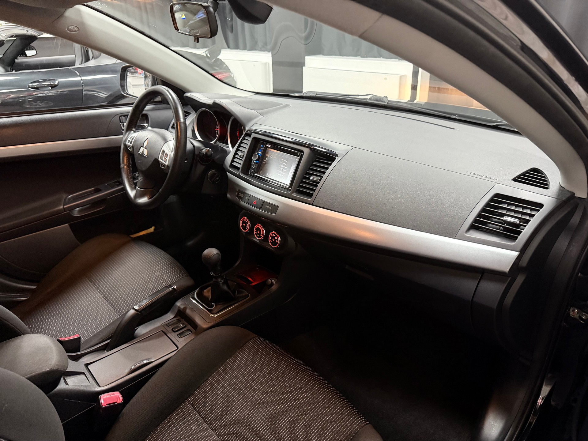 MITSUBISHI Lancer Sportback 1.8 DID Invite-image-17