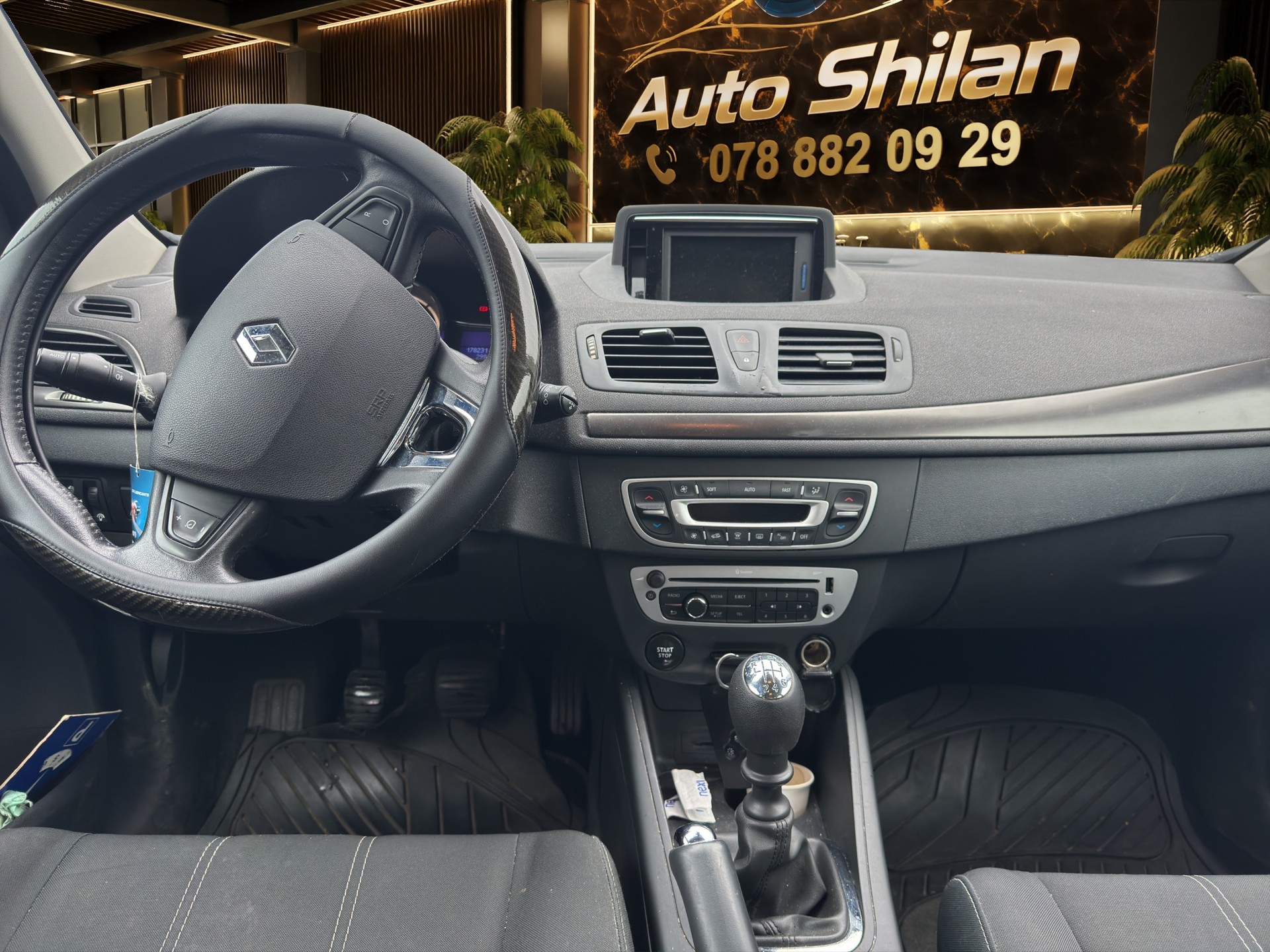 RENAULT MEGANE-image-12