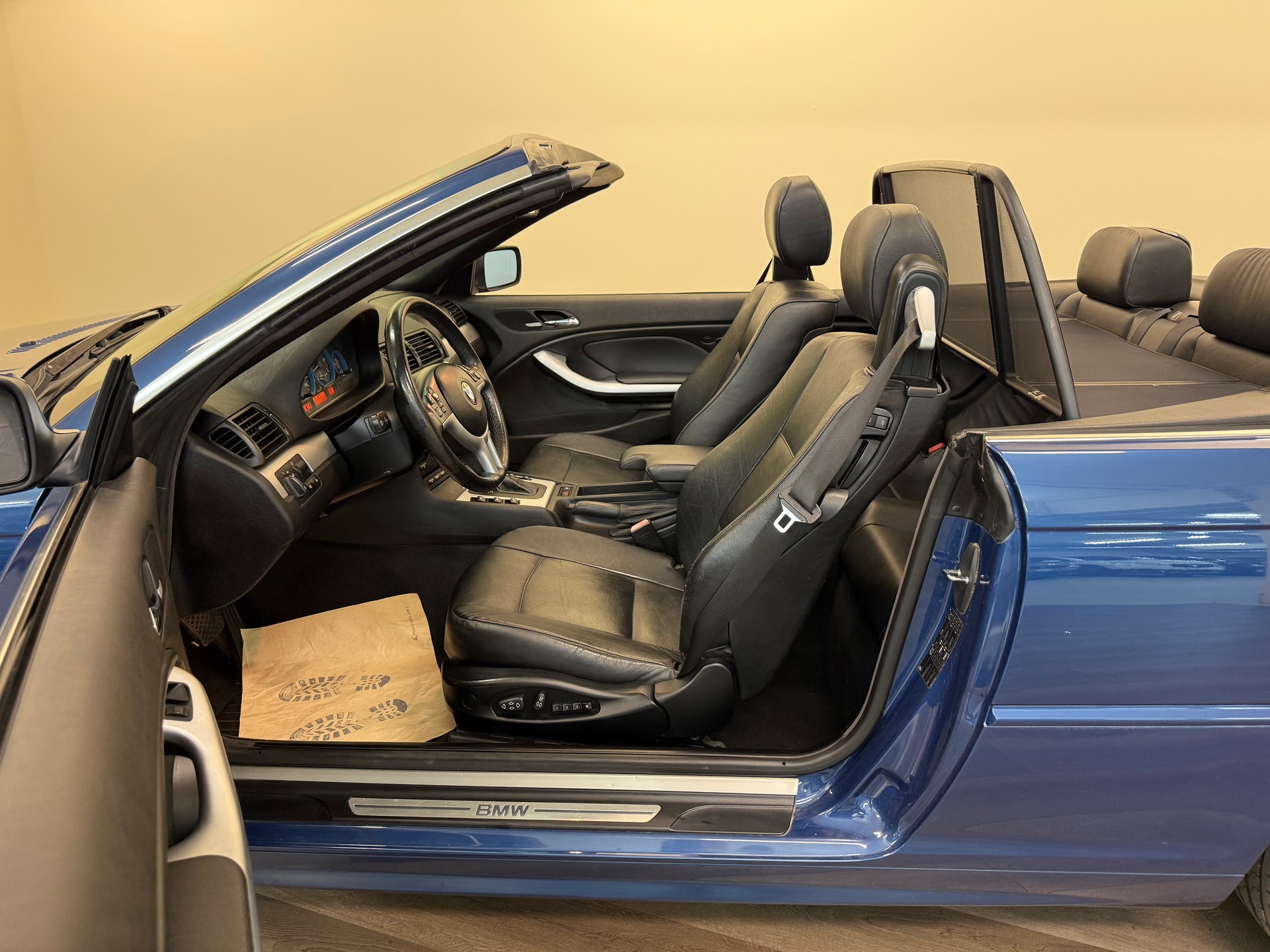 BMW 330Ci Cabriolet-image-13