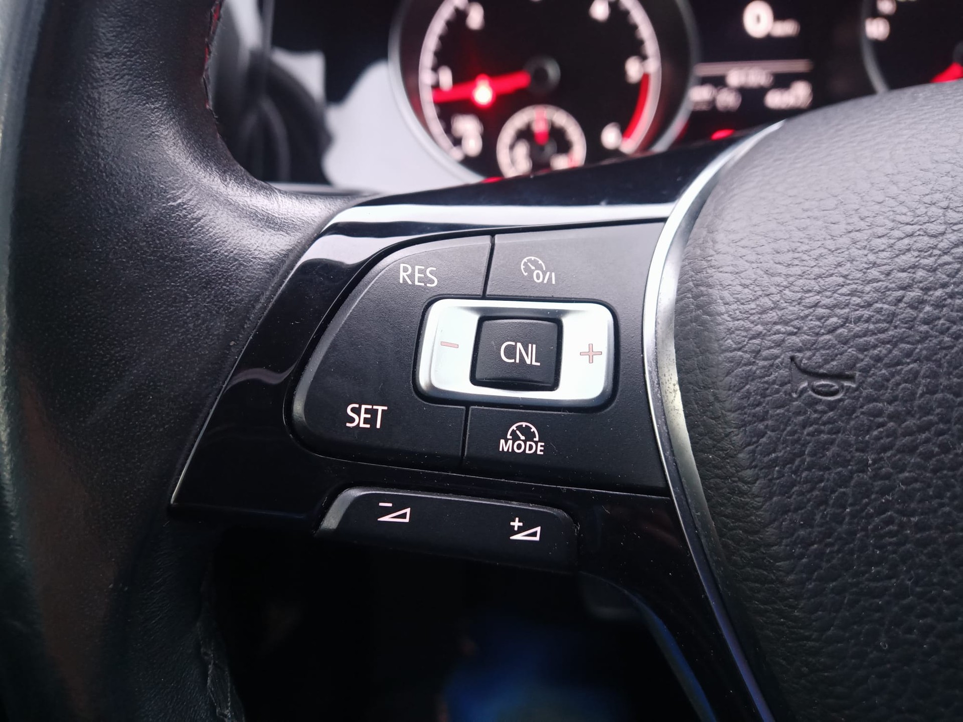 VW Golf VII 2.0 TDI Highline 4m-image-7