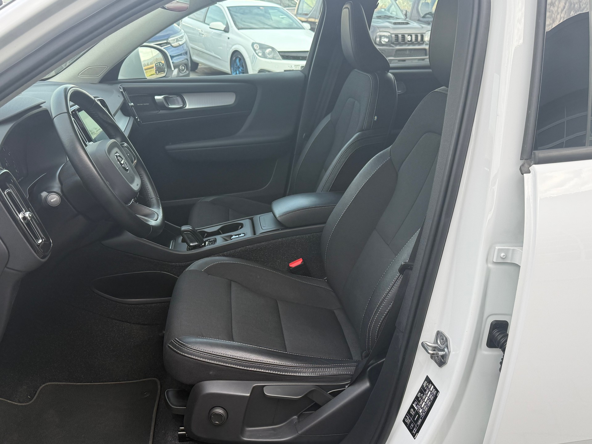 VOLVO XC40 T4 AWD Momentum Geartronic-image-9