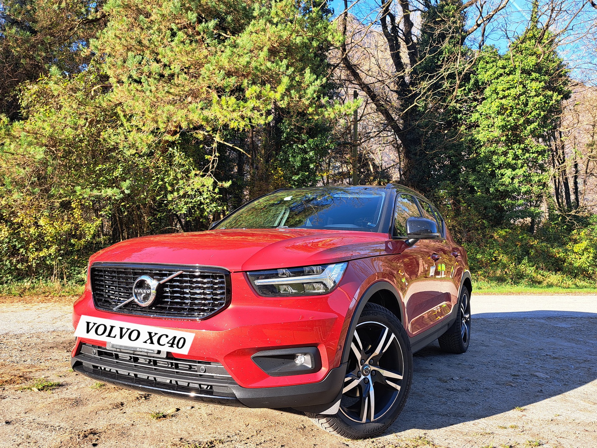 VOLVO XC40 T3 R-Design-image-0