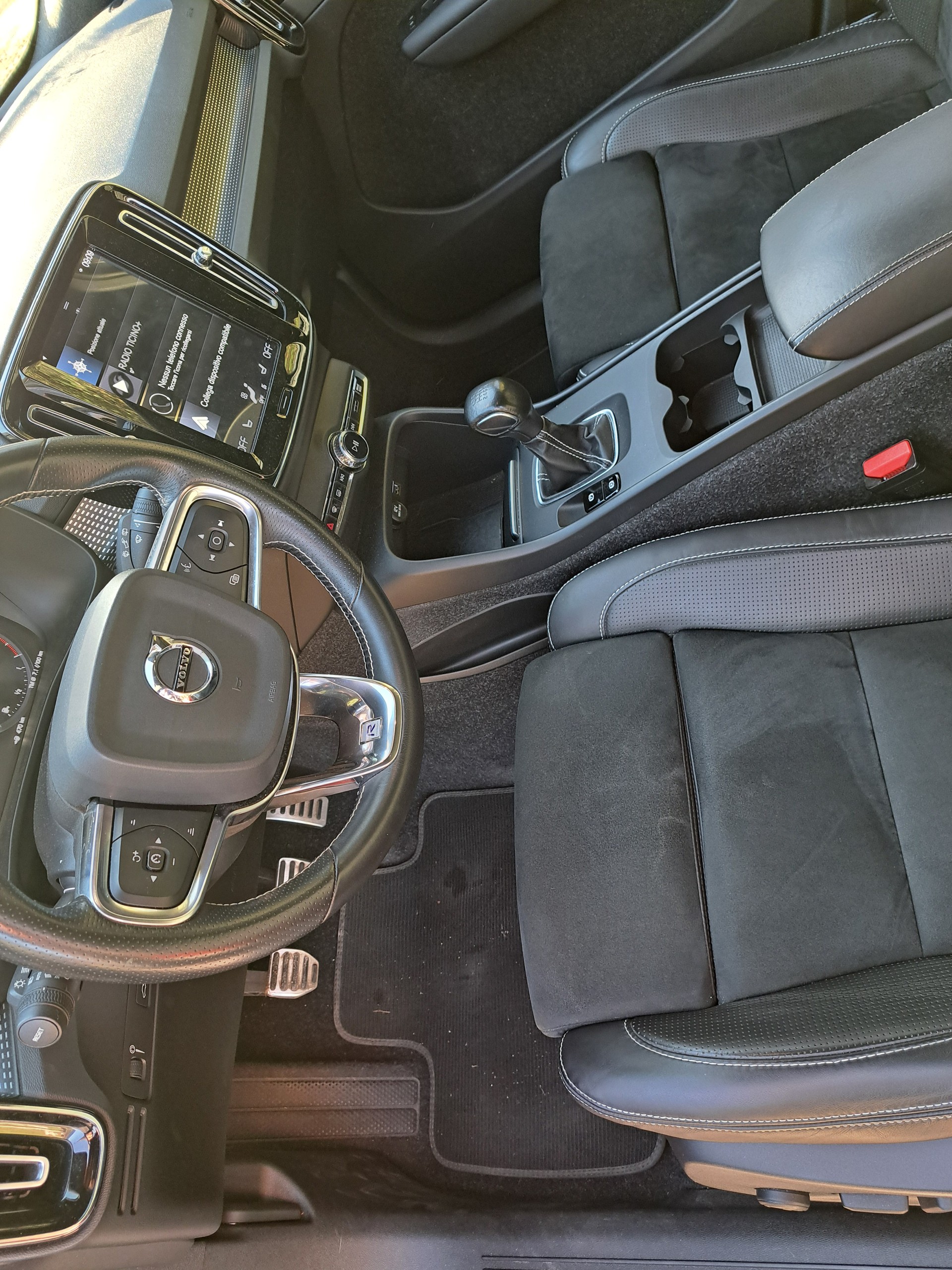 VOLVO XC40 T3 R-Design-image-3