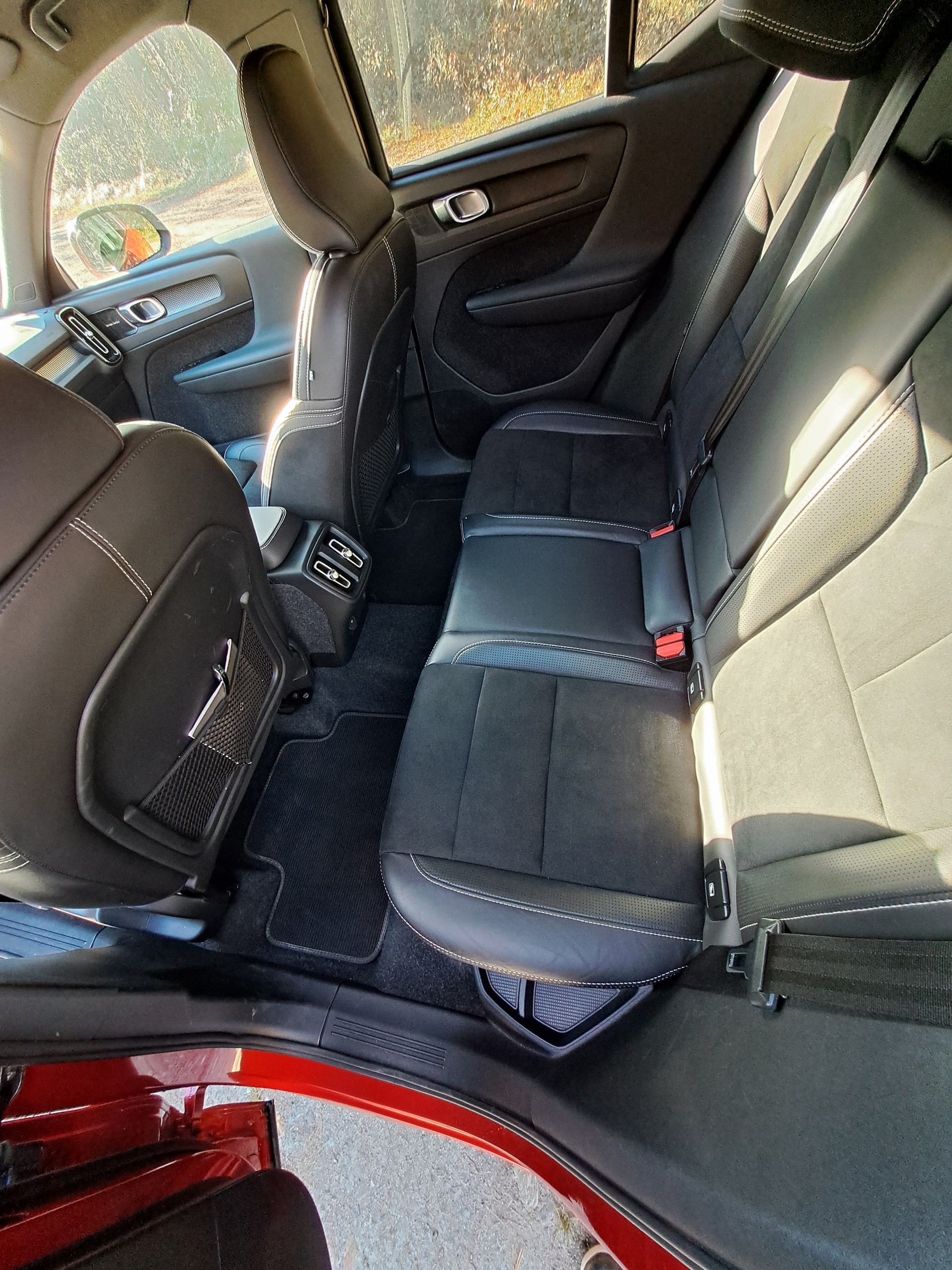 VOLVO XC40 T3 R-Design-image-4