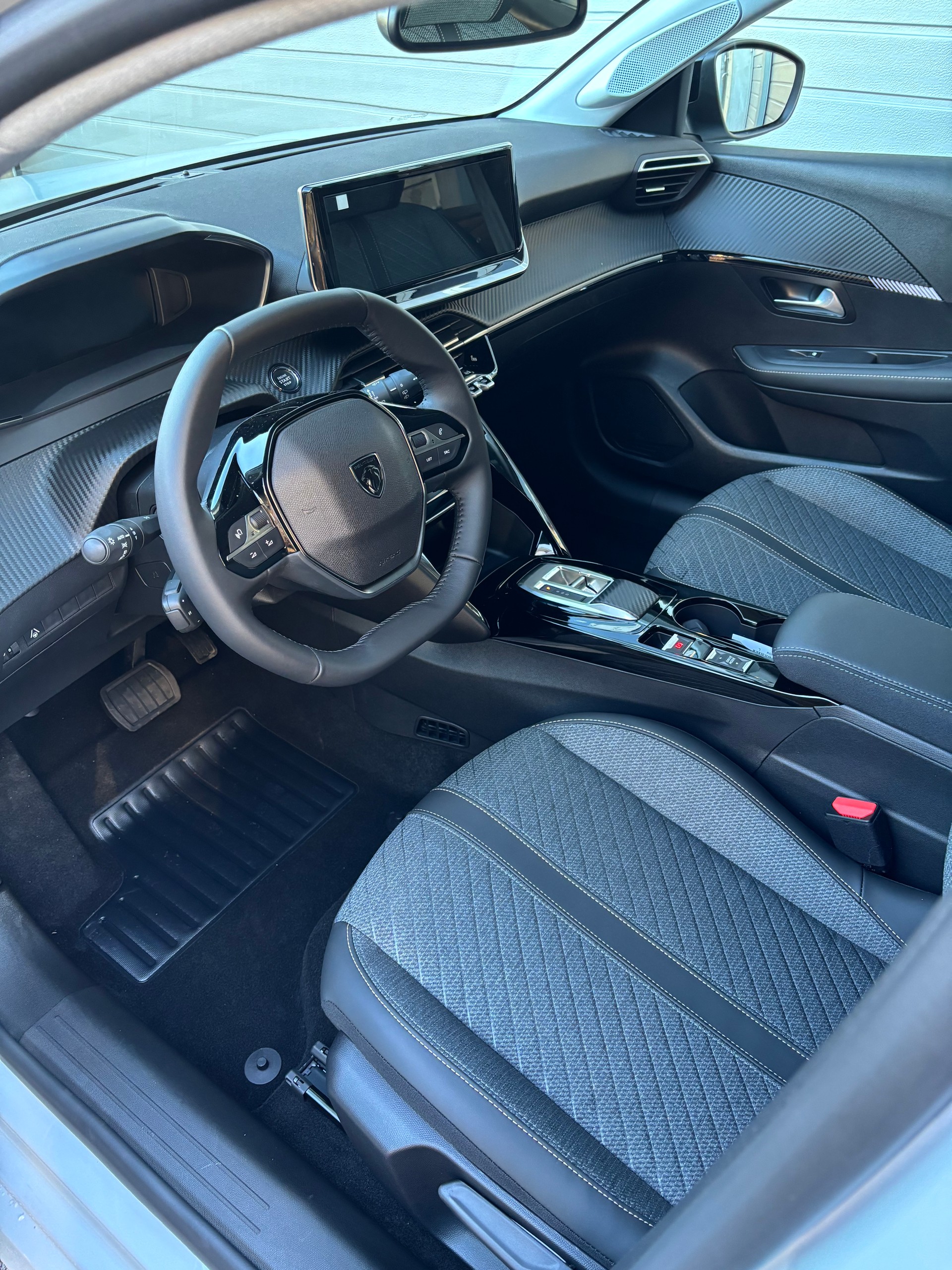 PEUGEOT 208 1.2 MHEV 110 Allure Premium-image-3