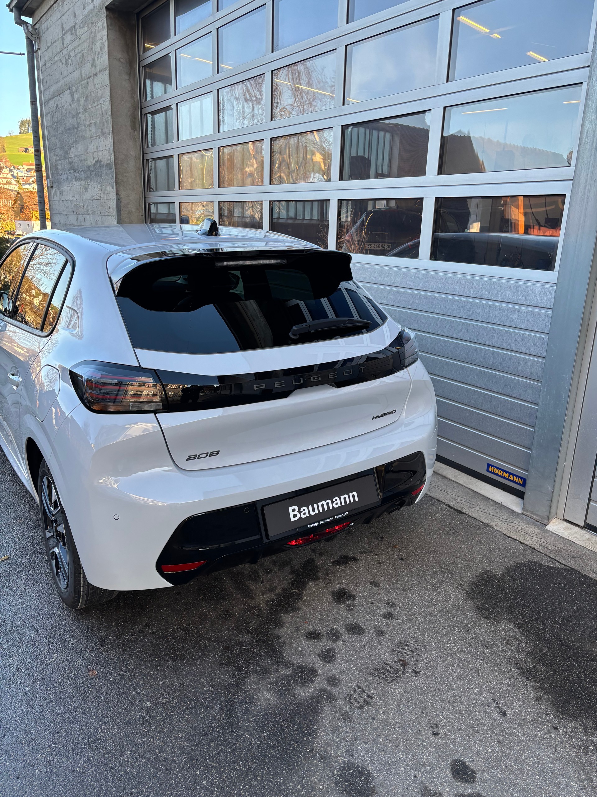 PEUGEOT 208 1.2 MHEV 110 Allure Premium-image-2
