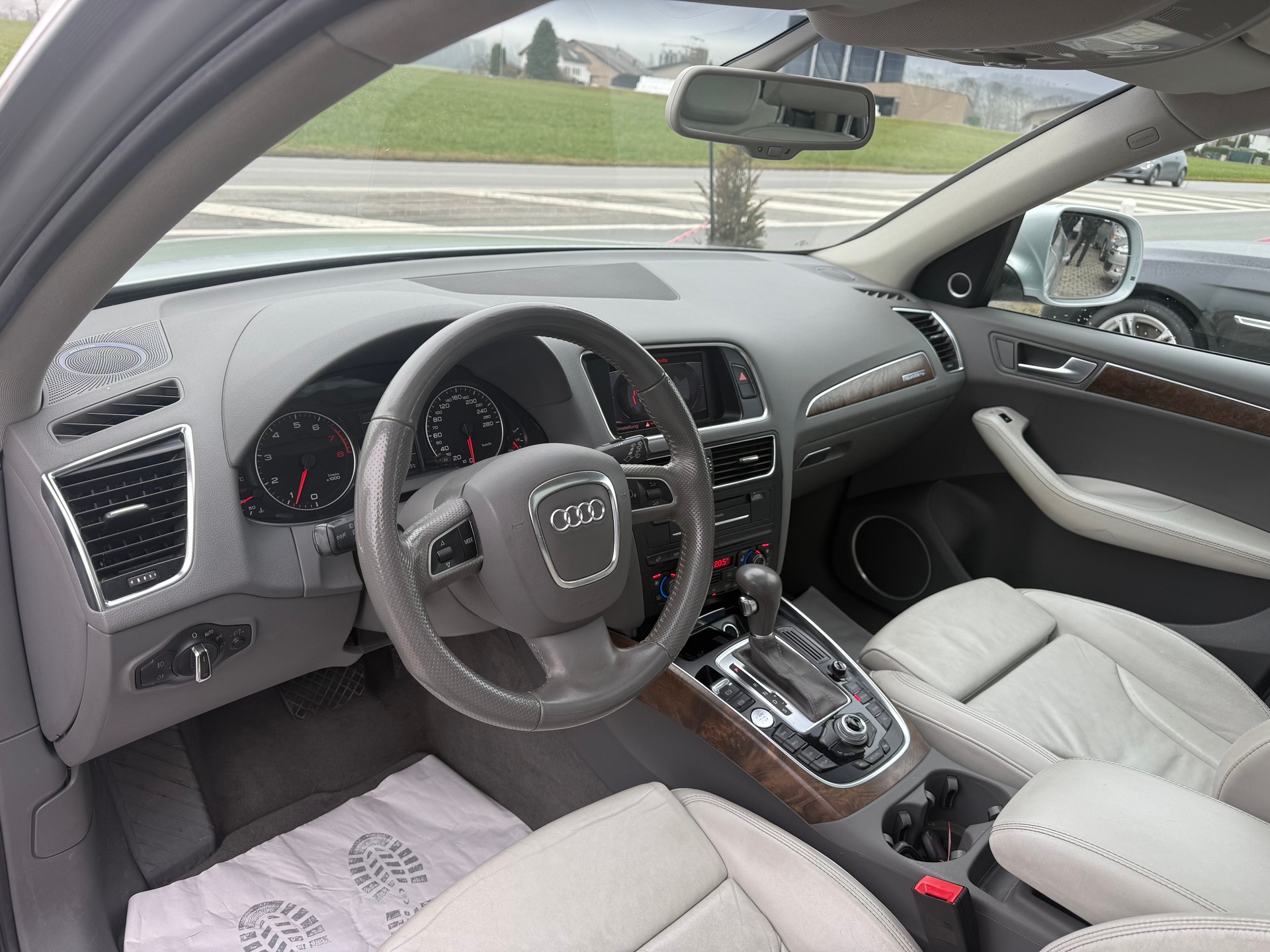 AUDI Q5 2.0 TFSI quattro S-tronic-image-9