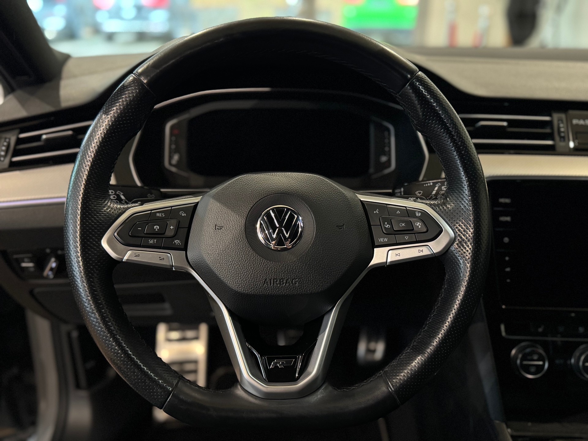 VW Passat 2.0 TDI BMT R-Line Edition 4Motion DSG || LIMITIERTE R-LINE EDITION NR. 401 / 2000 || HEAD UP || DYNAUDIO-image-23