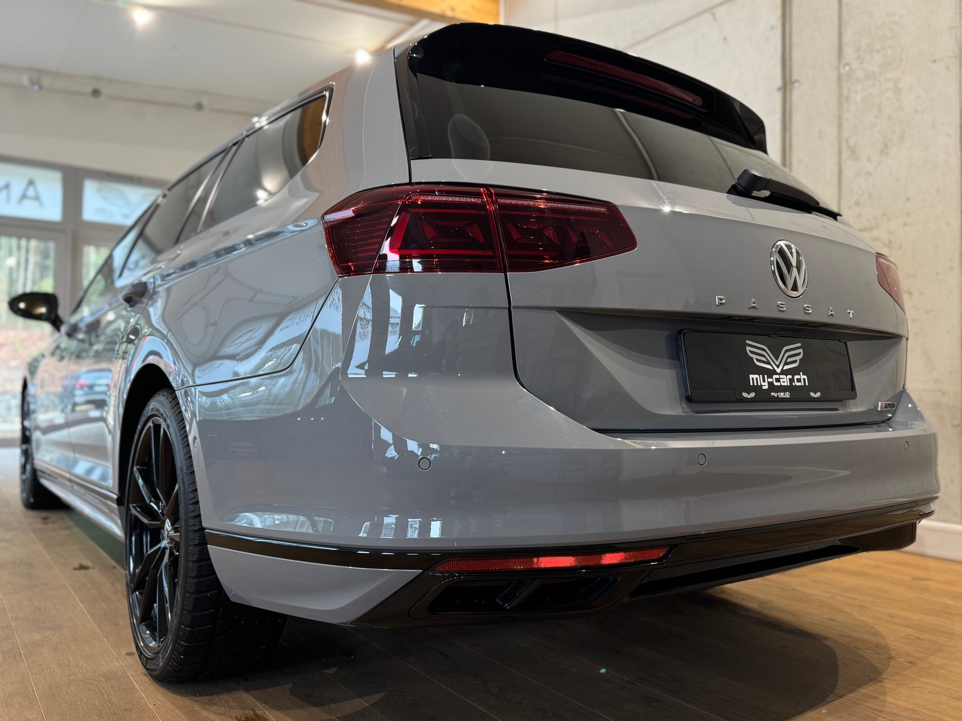 VW Passat 2.0 TDI BMT R-Line Edition 4Motion DSG || LIMITIERTE R-LINE EDITION NR. 401 / 2000 || HEAD UP || DYNAUDIO-image-8