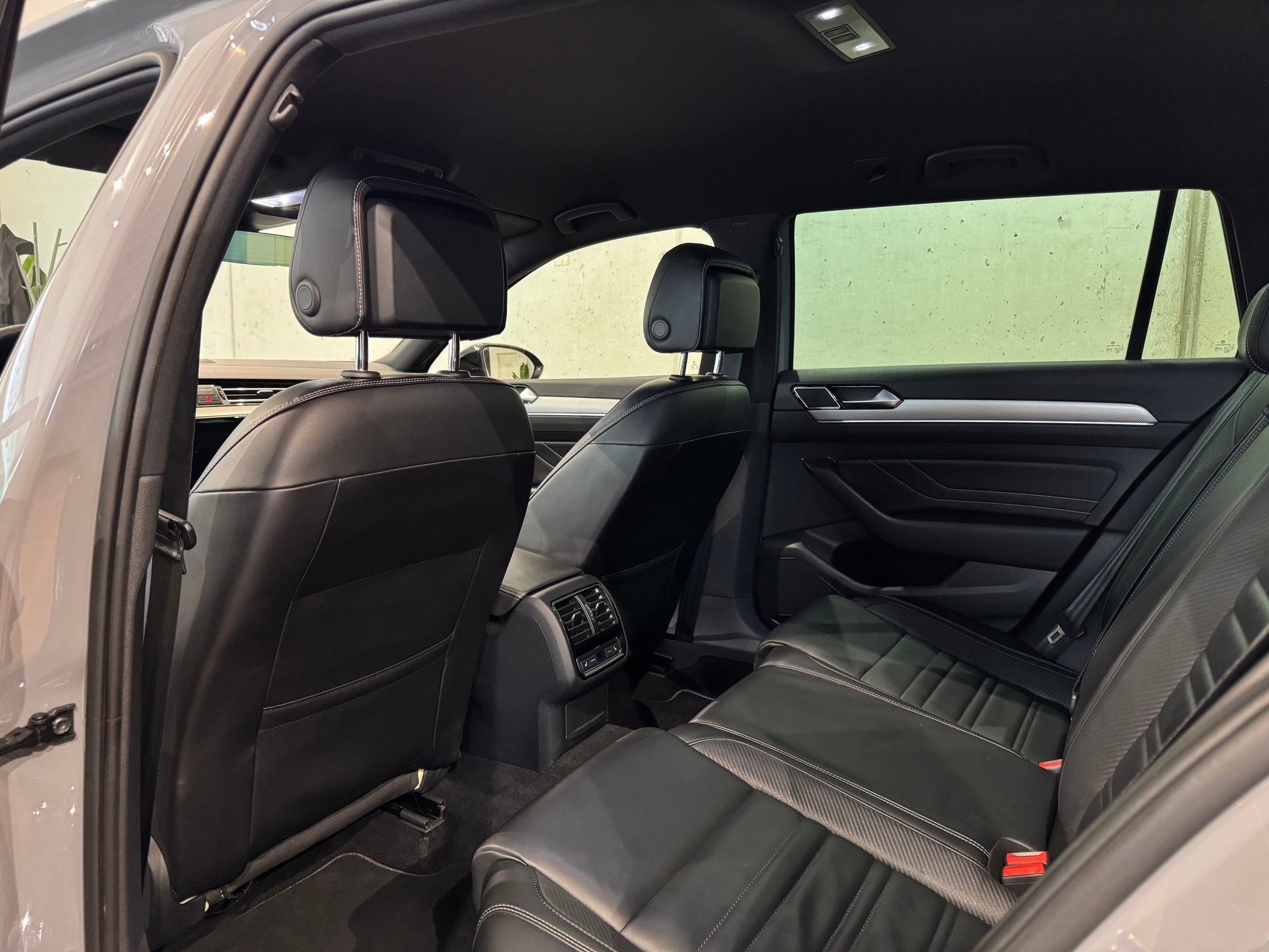 VW Passat 2.0 TDI BMT R-Line Edition 4Motion DSG || LIMITIERTE R-LINE EDITION NR. 401 / 2000 || HEAD UP || DYNAUDIO-image-30