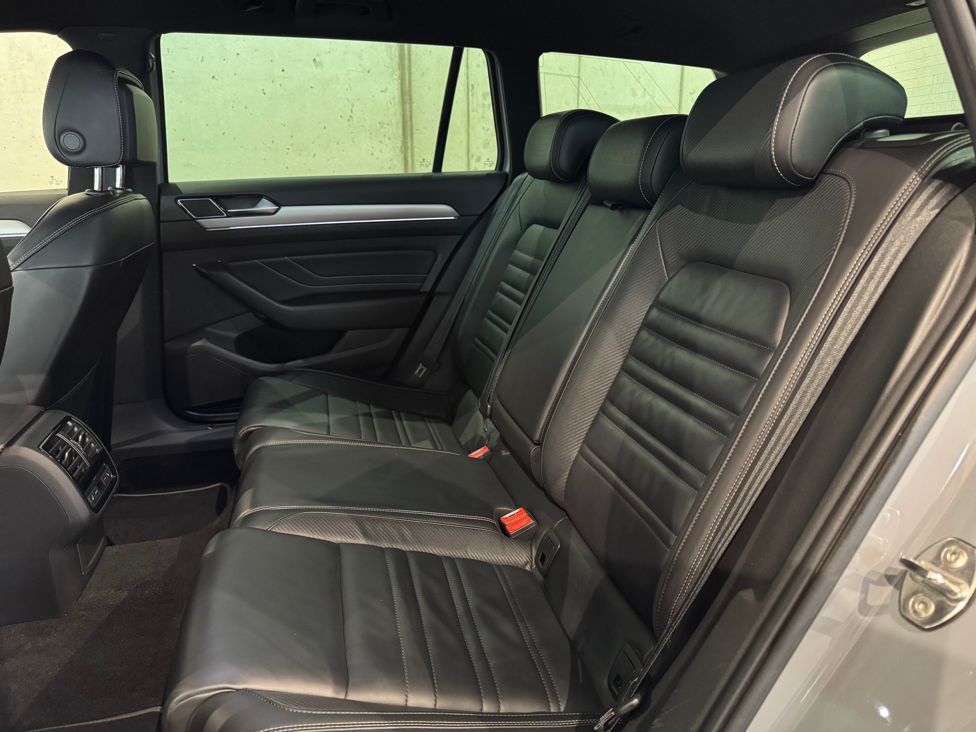 VW Passat 2.0 TDI BMT R-Line Edition 4Motion DSG || LIMITIERTE R-LINE EDITION NR. 401 / 2000 || HEAD UP || DYNAUDIO-image-31