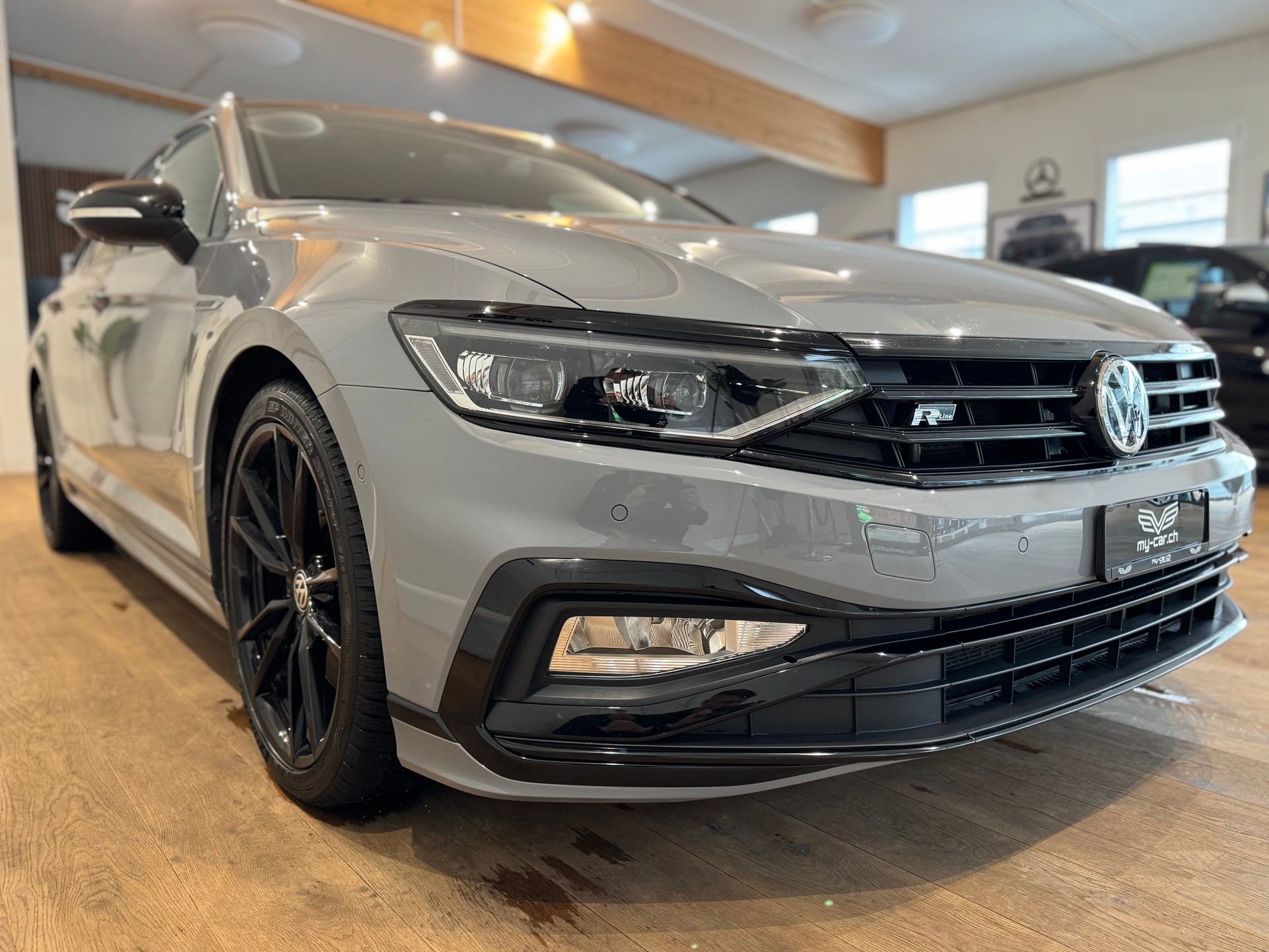 VW Passat 2.0 TDI BMT R-Line Edition 4Motion DSG || LIMITIERTE R-LINE EDITION NR. 401 / 2000 || HEAD UP || DYNAUDIO-image-16