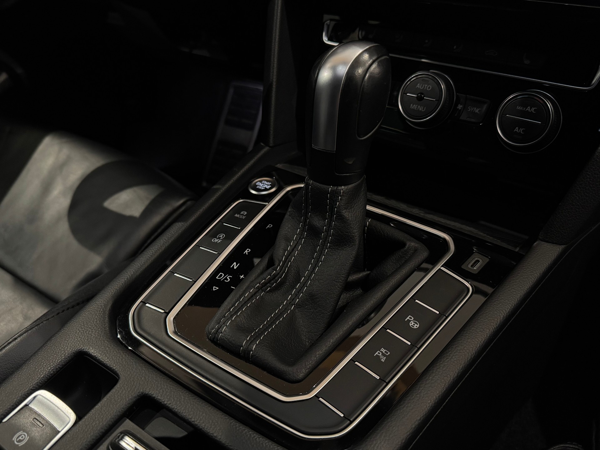 VW Passat 2.0 TDI BMT R-Line Edition 4Motion DSG || LIMITIERTE R-LINE EDITION NR. 401 / 2000 || HEAD UP || DYNAUDIO-image-28