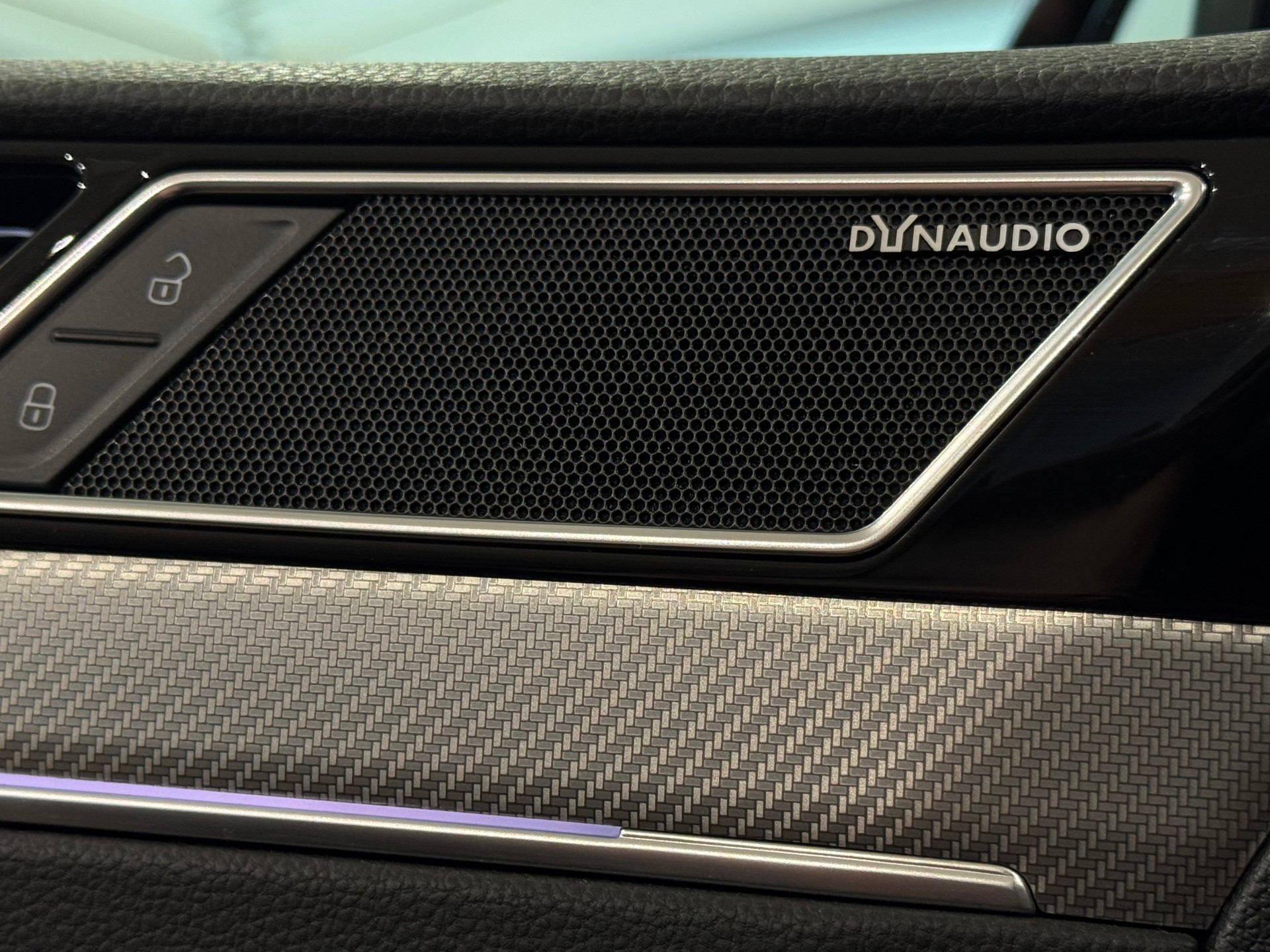 VW Passat 2.0 TDI BMT R-Line Edition 4Motion DSG || LIMITIERTE R-LINE EDITION NR. 401 / 2000 || HEAD UP || DYNAUDIO-image-24