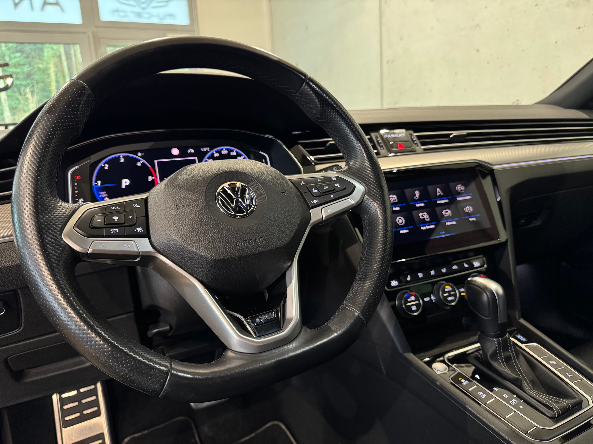 VW Passat 2.0 TDI BMT R-Line Edition 4Motion DSG || LIMITIERTE R-LINE EDITION NR. 401 / 2000 || HEAD UP || DYNAUDIO-image-26