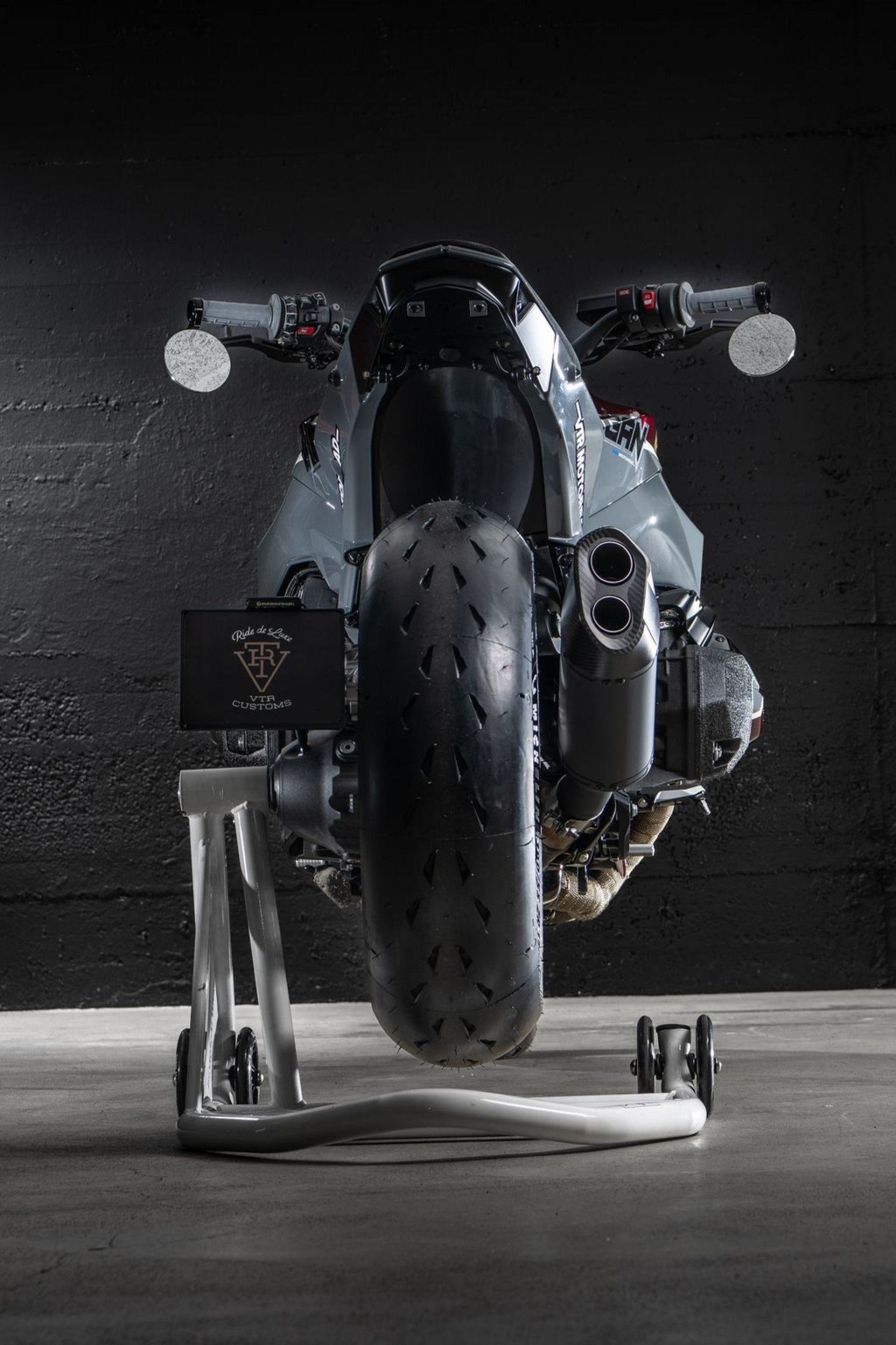 BMW R 1300 R "HOOLIGAN 13" by VTR Customs-showroom-element-2