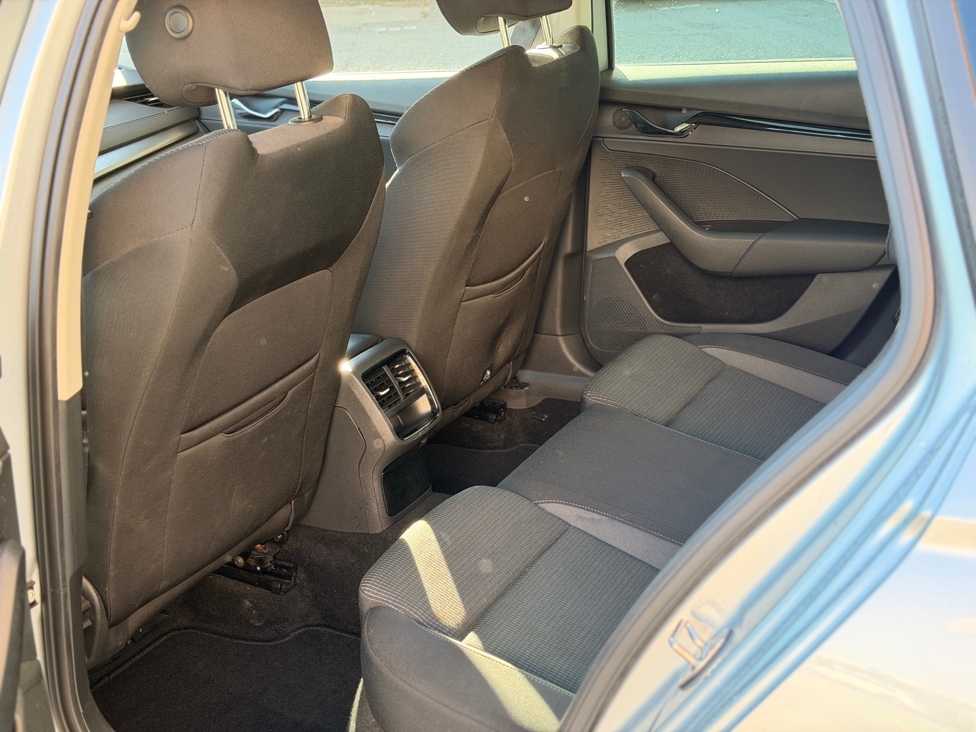 SKODA Octavia Combi 2.0 TDI DSG Ambition 4x4-image-19