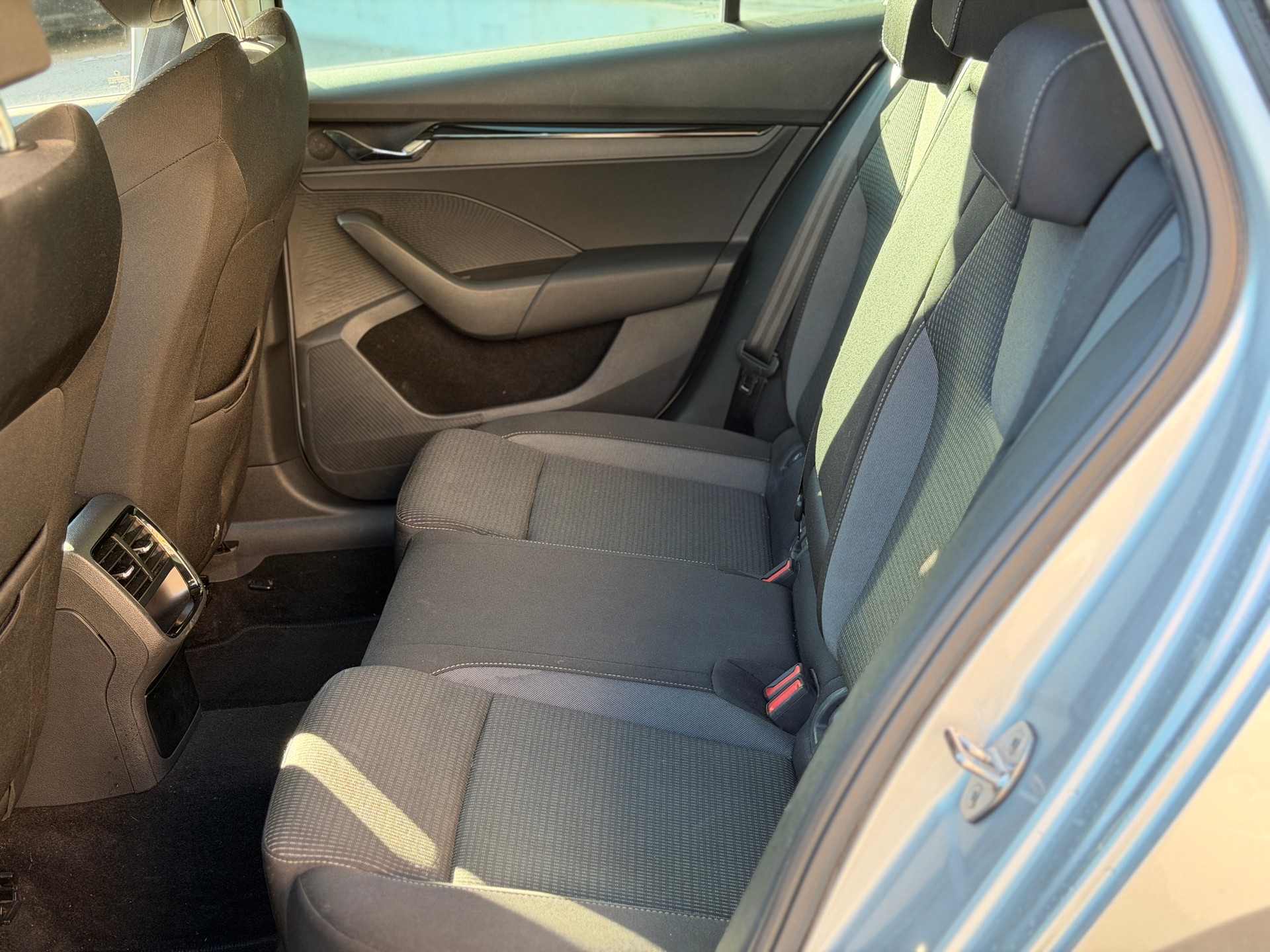 SKODA Octavia Combi 2.0 TDI DSG Ambition 4x4-image-18
