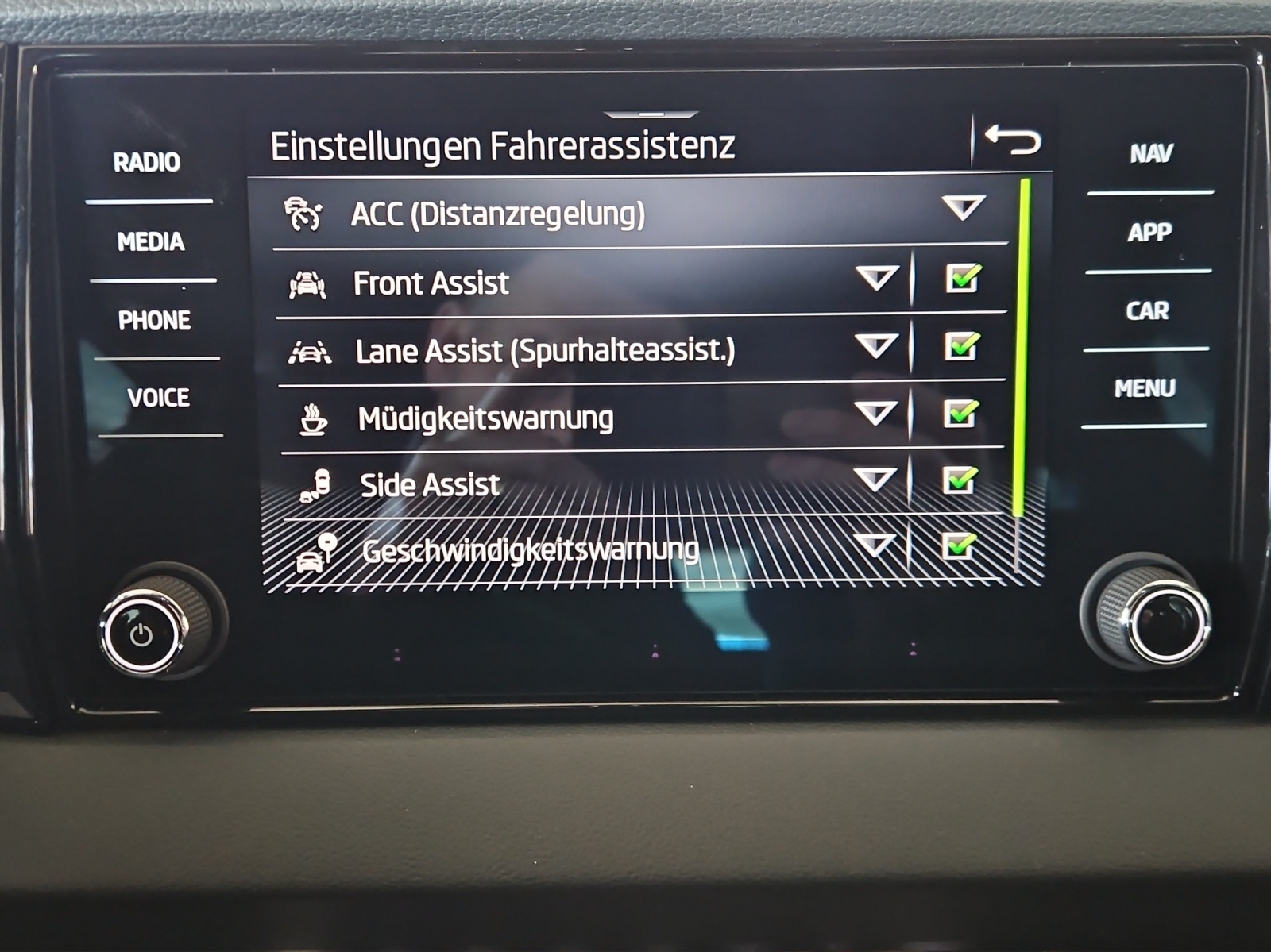 SKODA Karoq 2.0 TSI SportLine 4x4 DSG-image-16